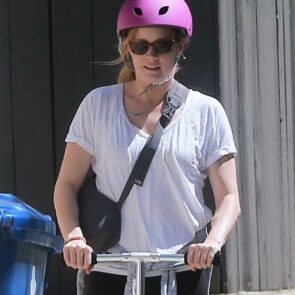 Amy Adams in Tightrs - Rides a Scooter in Studio City 4/1/2017, photo 2