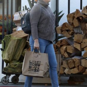 Amy Adams Wears Fuzzy Sandals and a Comfy Sweater at Bristol Farms in Beverly Hills 02/01/2023, photo 2