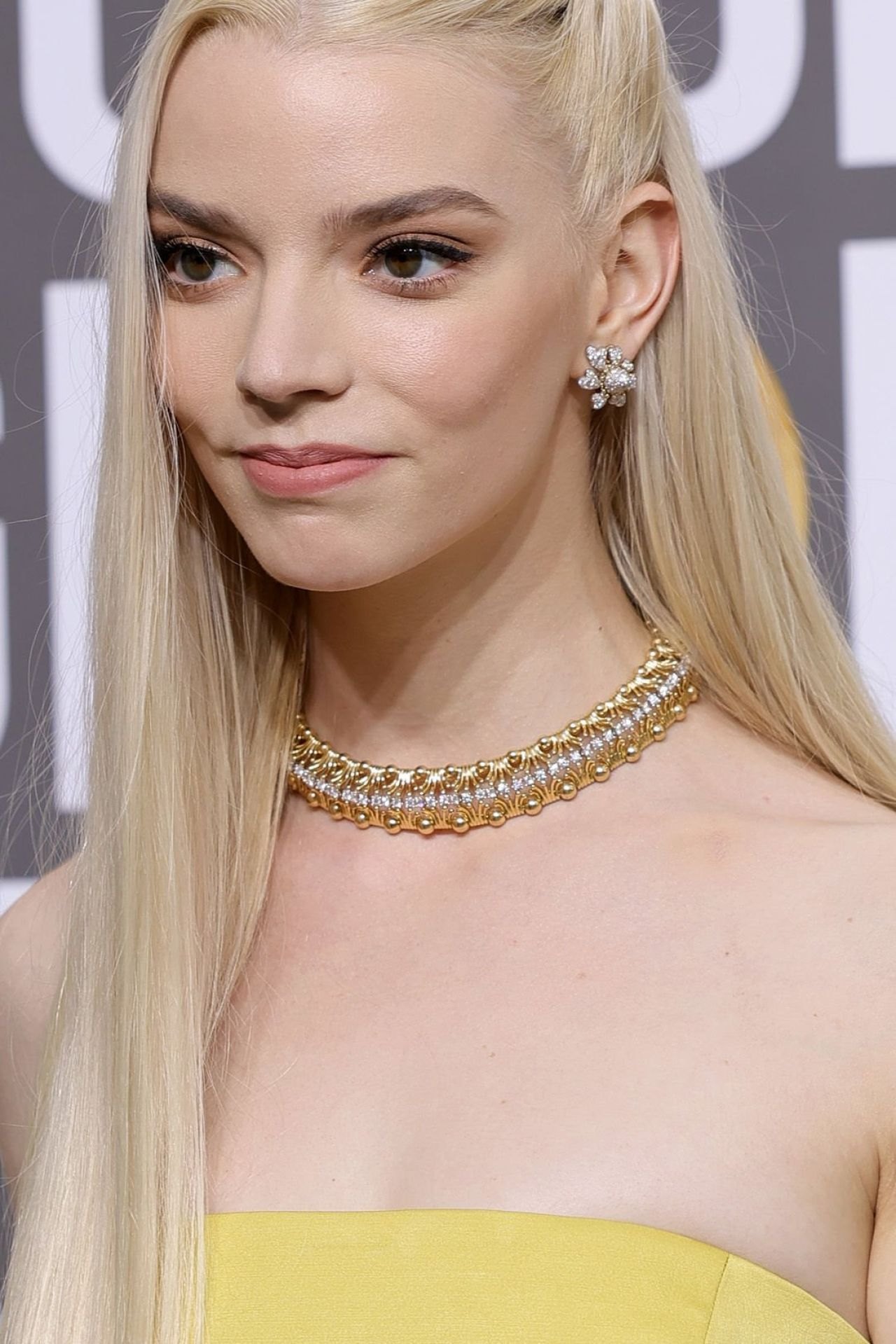 Anya Taylor-Joy in a yellow gown at the 2023 Golden Globe Awards, photo 2