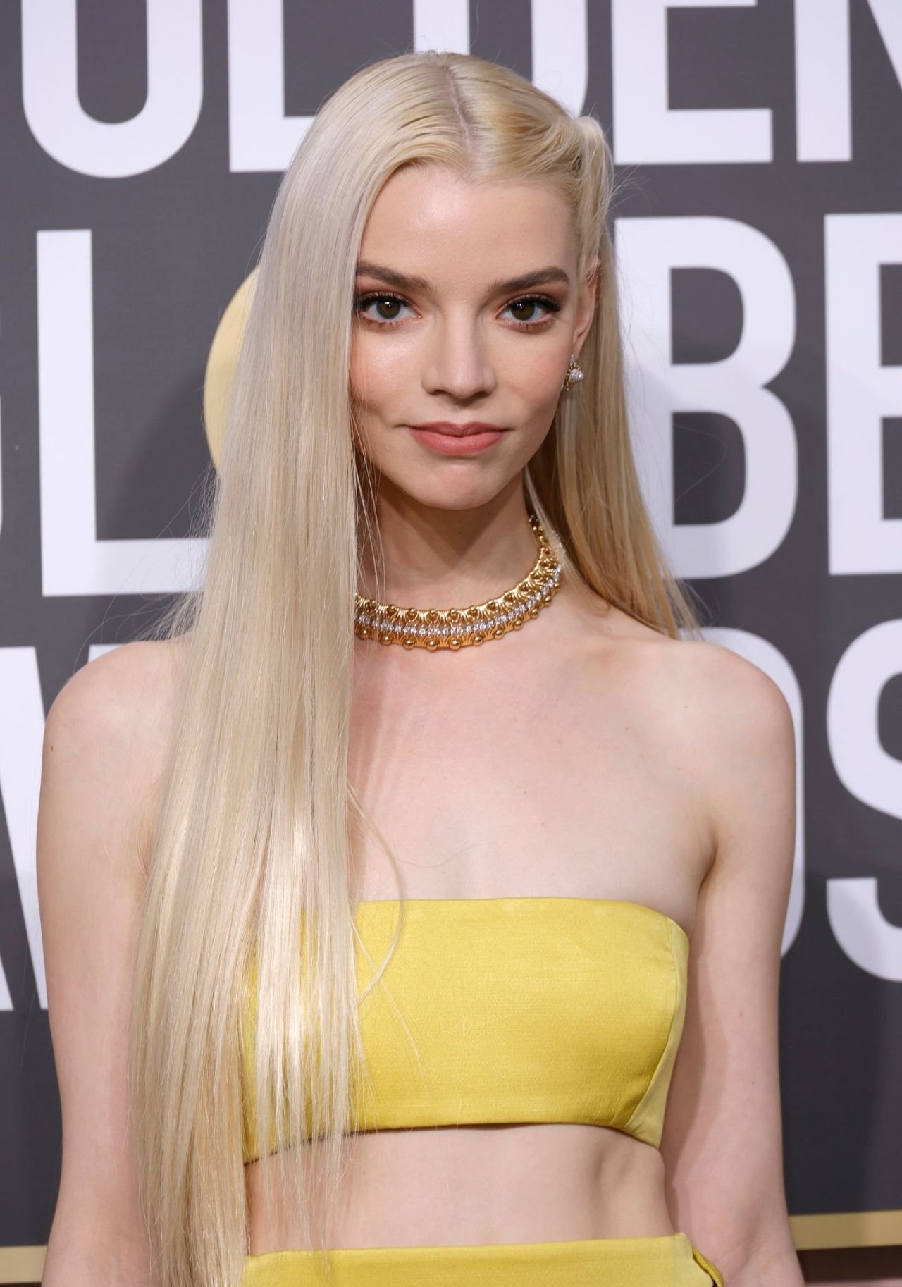 Anya Taylor-Joy in a yellow gown at the 2023 Golden Globe Awards, photo 4