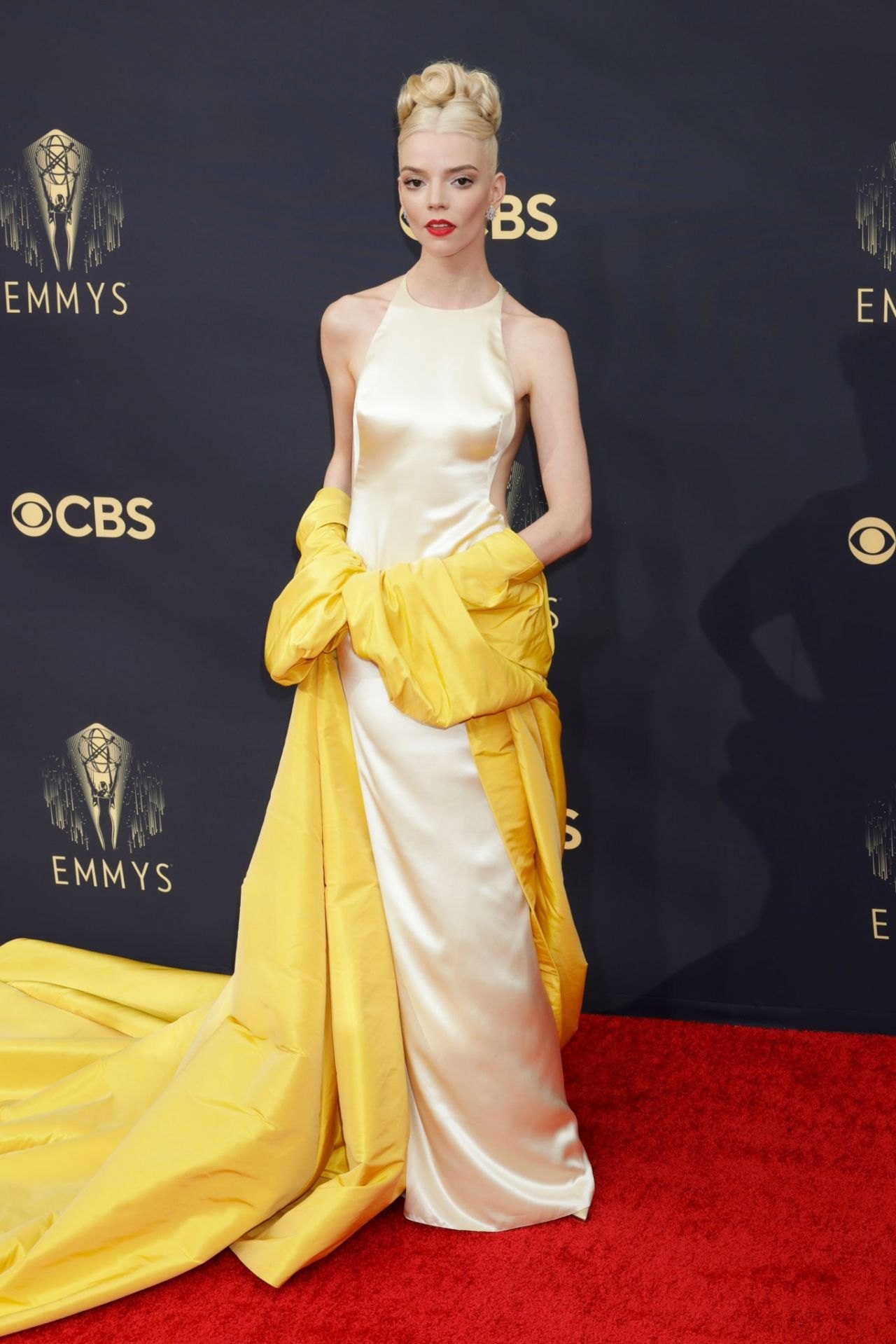 Anya Taylor-Joy in a yellow Dior gown at the 2021 Emmy Awards, photo 2