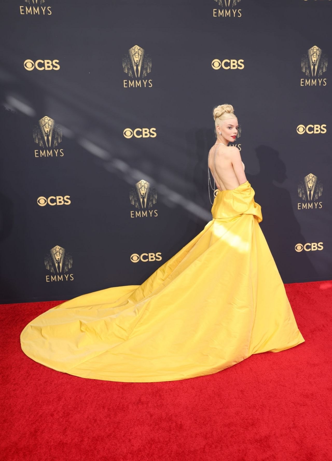Anya Taylor-Joy in a yellow Dior gown at the 2021 Emmy Awards, photo 3
