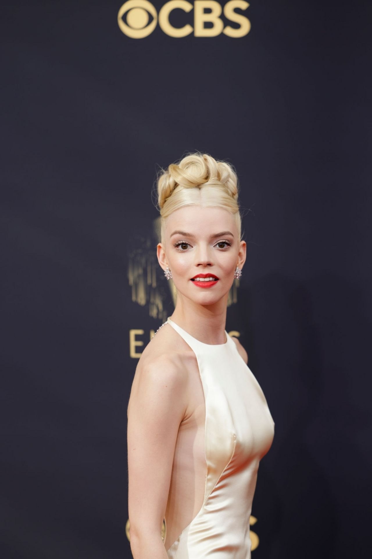 Anya Taylor-Joy in a yellow Dior gown at the 2021 Emmy Awards, photo 4
