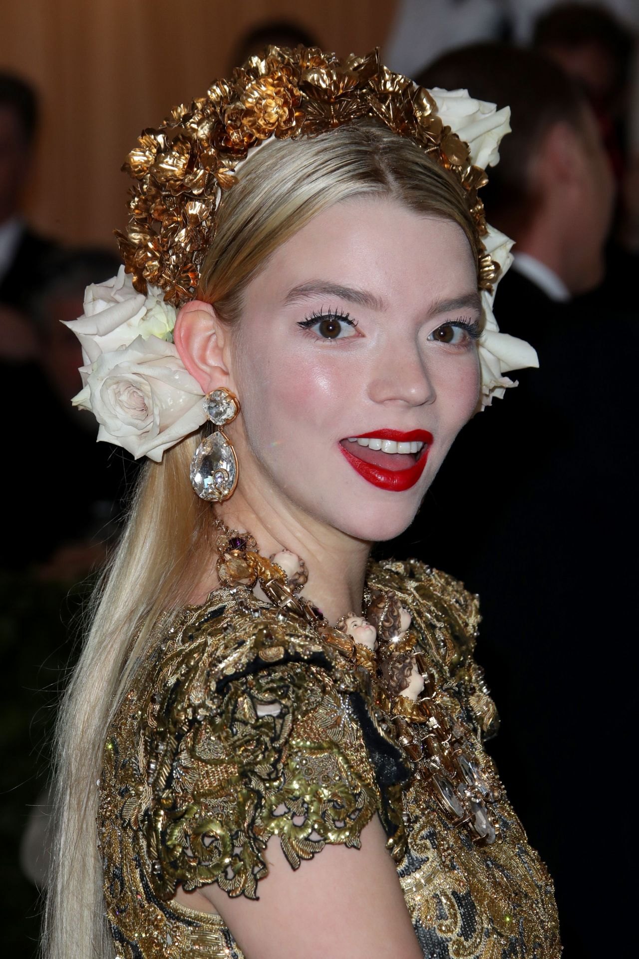 Anya Taylor-Joy in a gold gown and floral crown at the 2018 Met Gala, photo 4