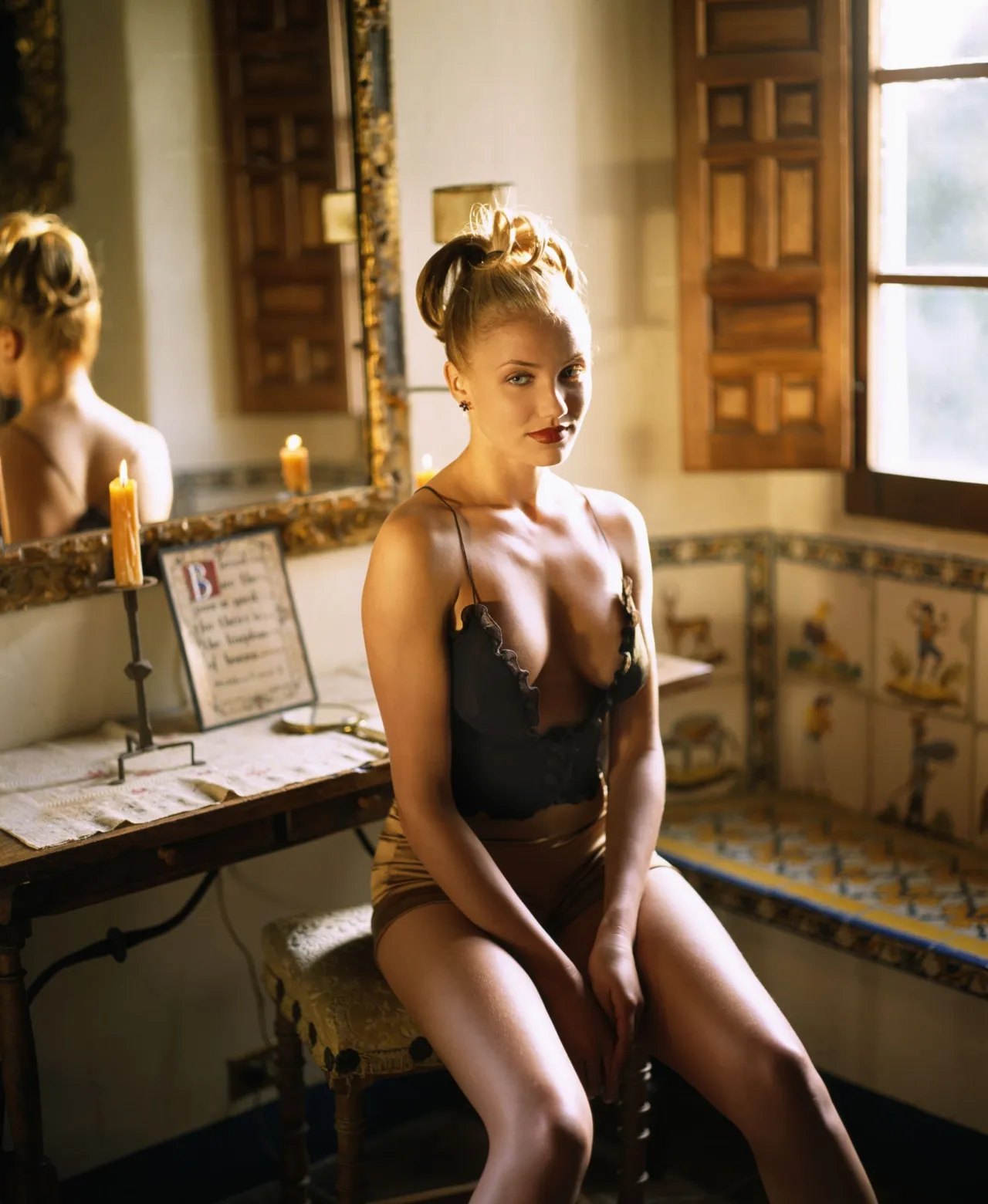 Cameron Diaz in a corset and satin shorts studio shoot, 1995, photo 2