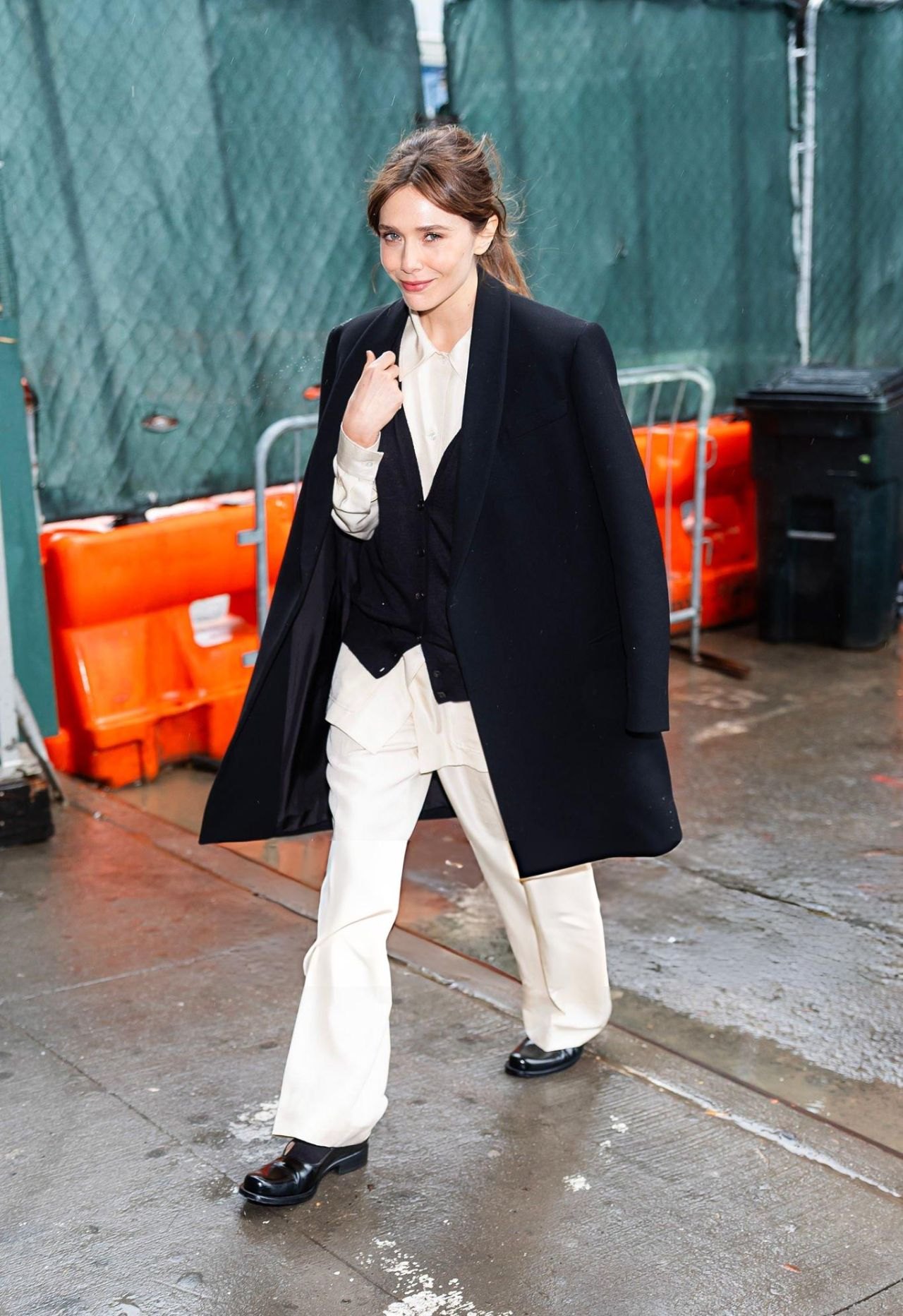 Elizabeth Olsen in street style in New York City, November 2025, photo 2