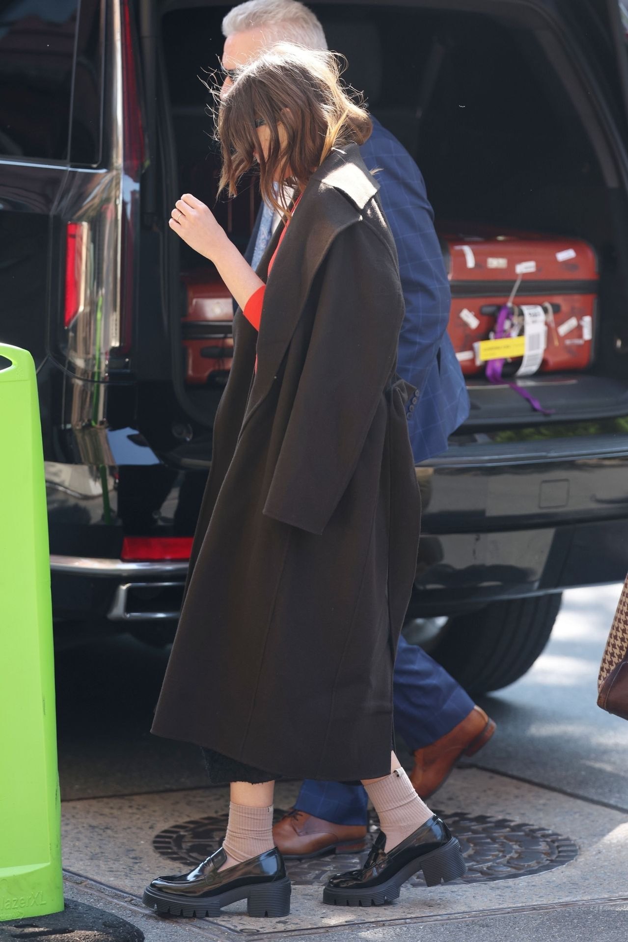 Elizabeth Olsen walking through Tribeca in a black coat, September 2024, photo 3