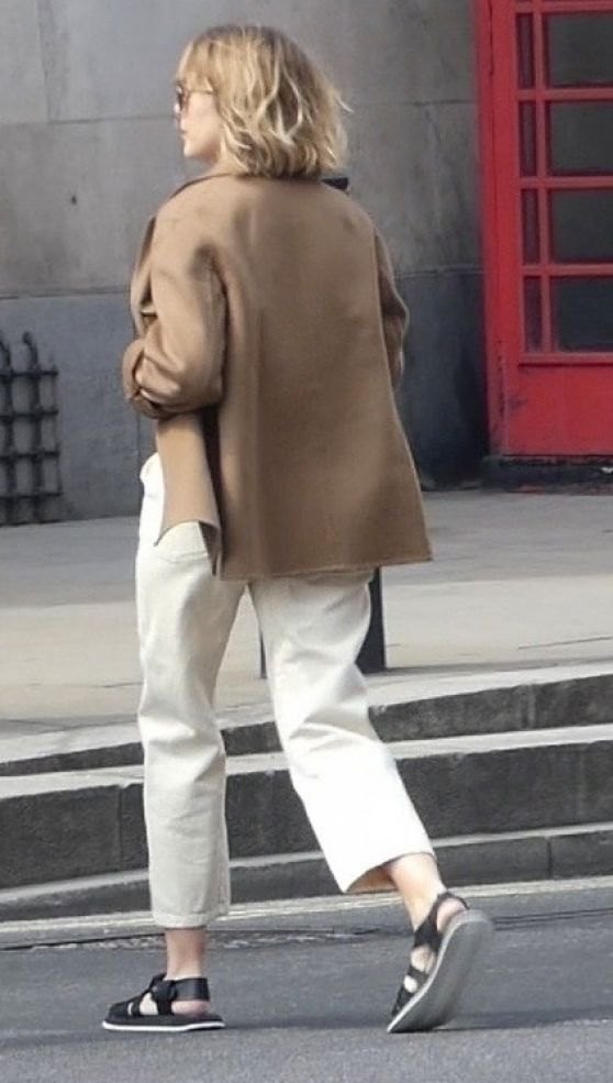 Elizabeth Olsen out in London in a camel jacket, April 2022, photo 2