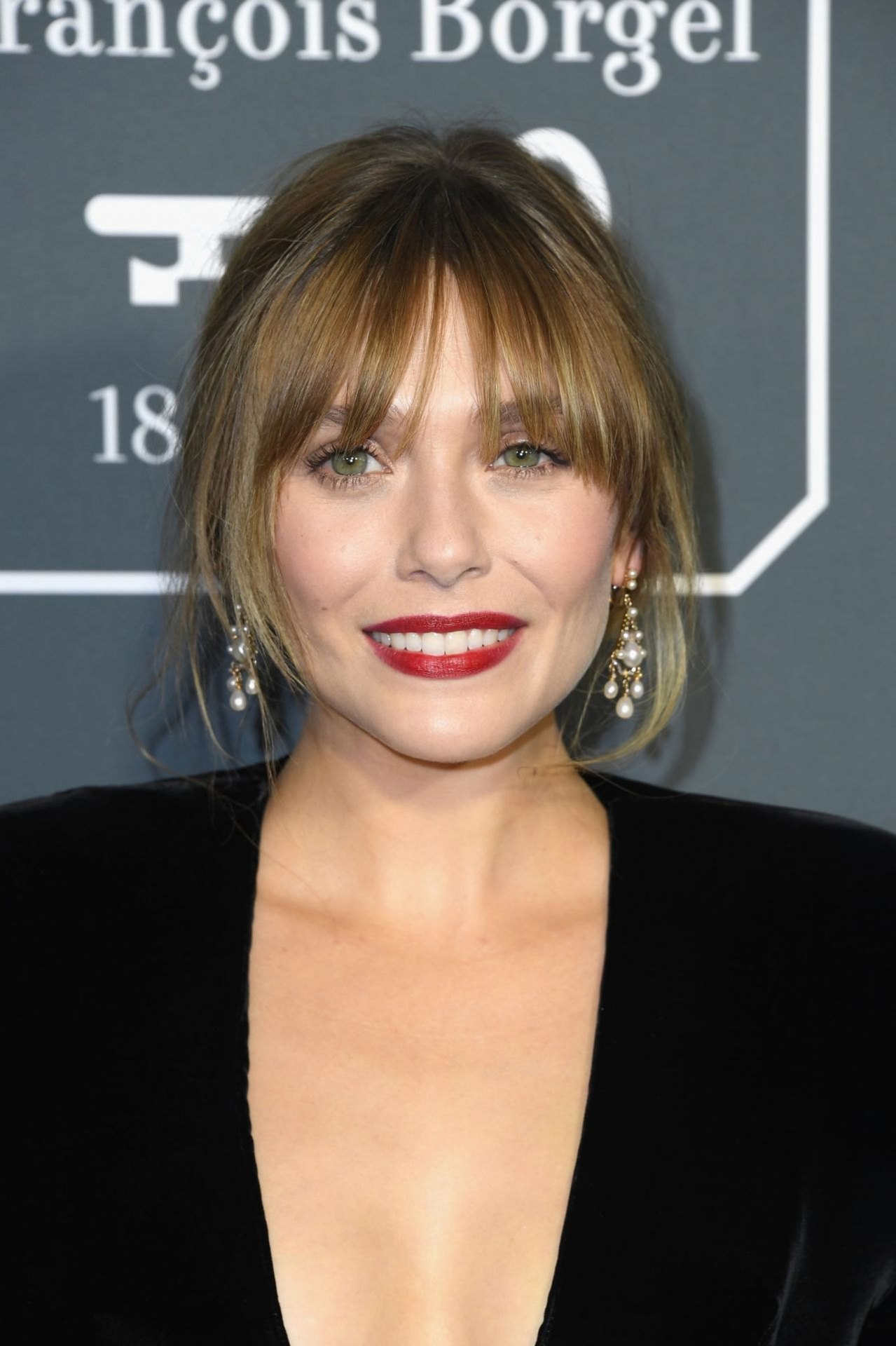 Elizabeth Olsen in a black velvet mini dress at the 2019 Critics Choice Awards, photo 4