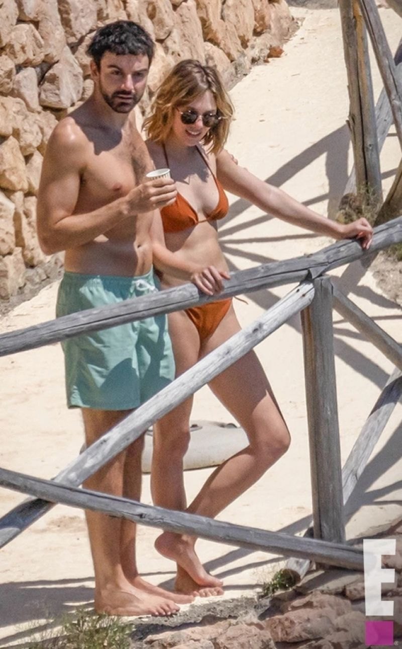 Elizabeth Olsen in an orange bikini in Tuscany with Robbie Arnett, May 2022, photo 3