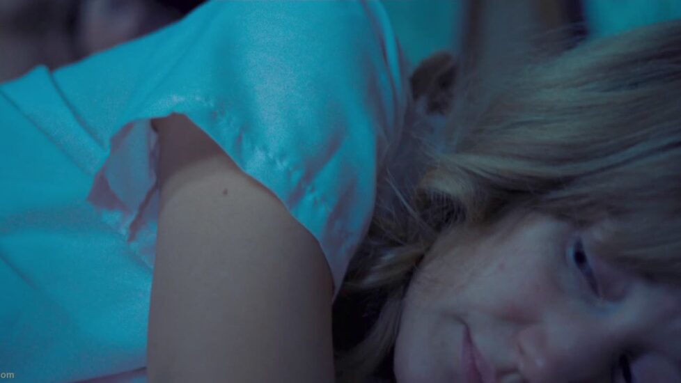 Emma Stone nude in Battle of the Sexes (2017), still 1