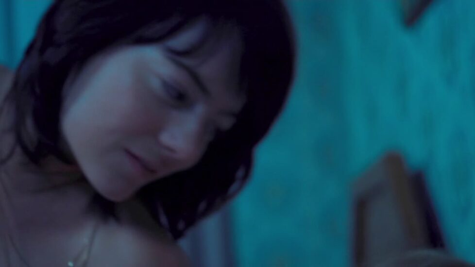 Emma Stone nude in Battle of the Sexes (2017), still 2