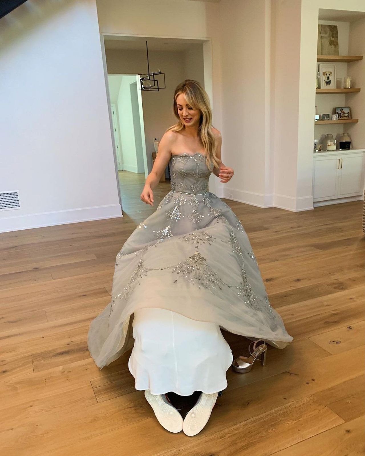 Kaley Cuoco - Dressed for the Golden Globes 2021, photo 2