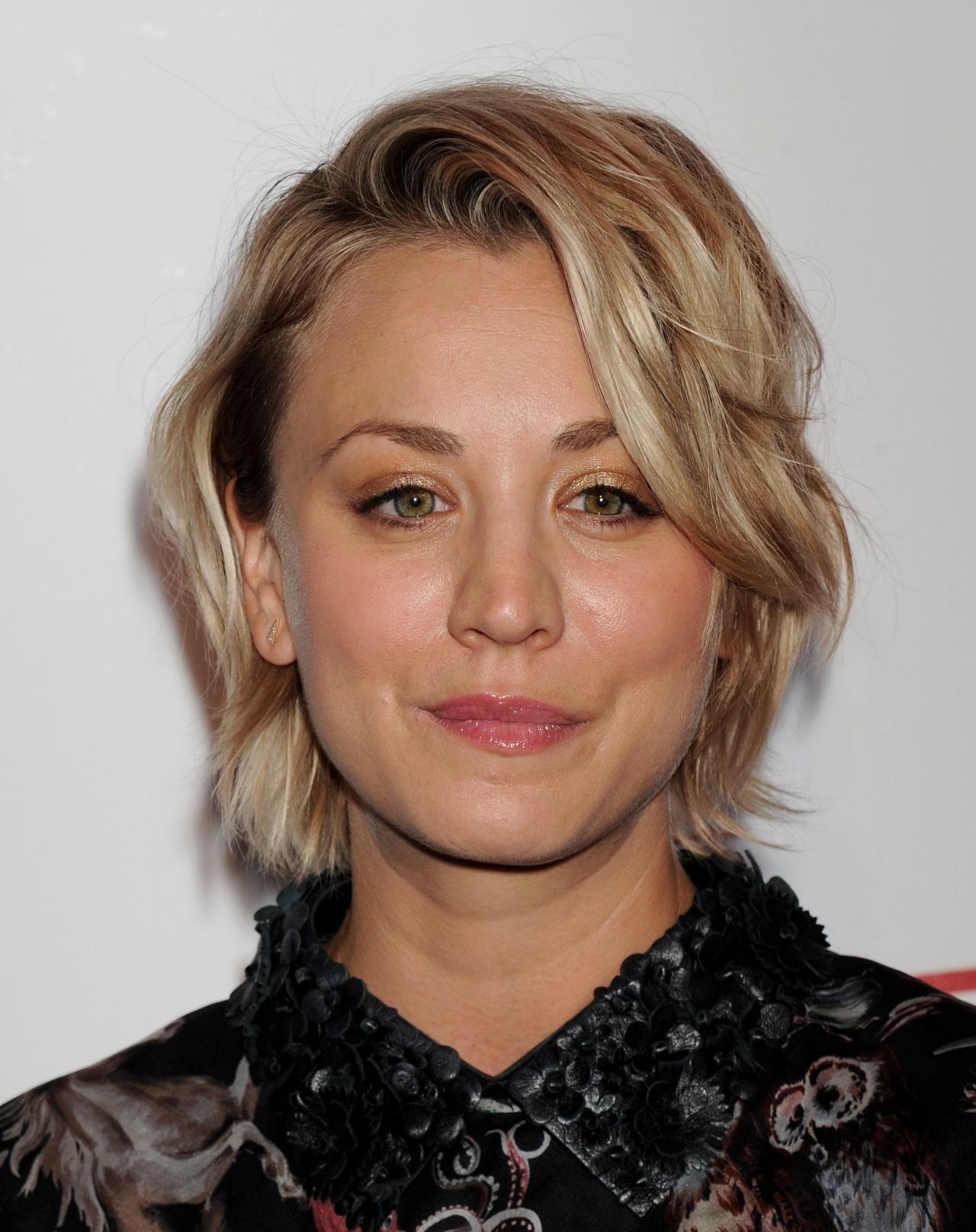 Kaley Cuoco - The Beverly Hilton Celebrates 60 Years With a Diamond Anniversary Party, photo 2