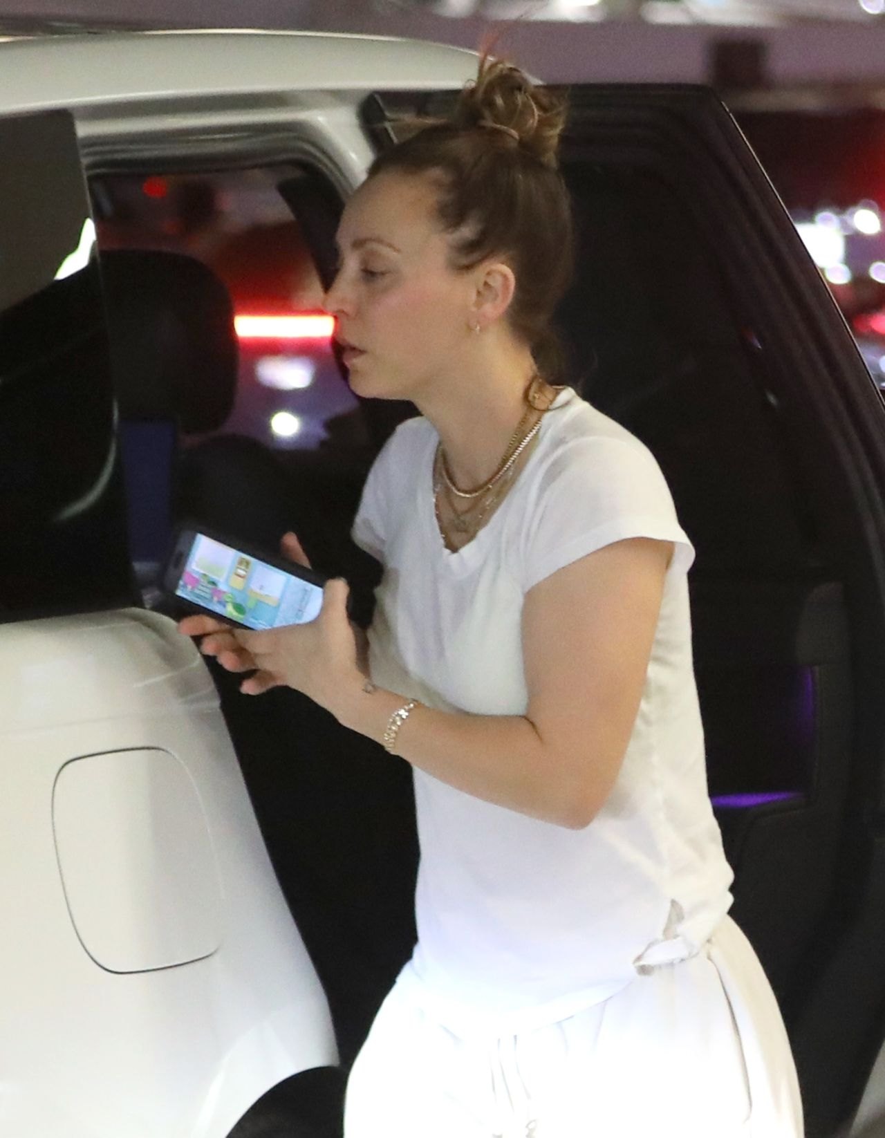Kaley Cuoco Shares Sweet Moment with Daughter Matilda at LAX - 12.04.2024, photo 2