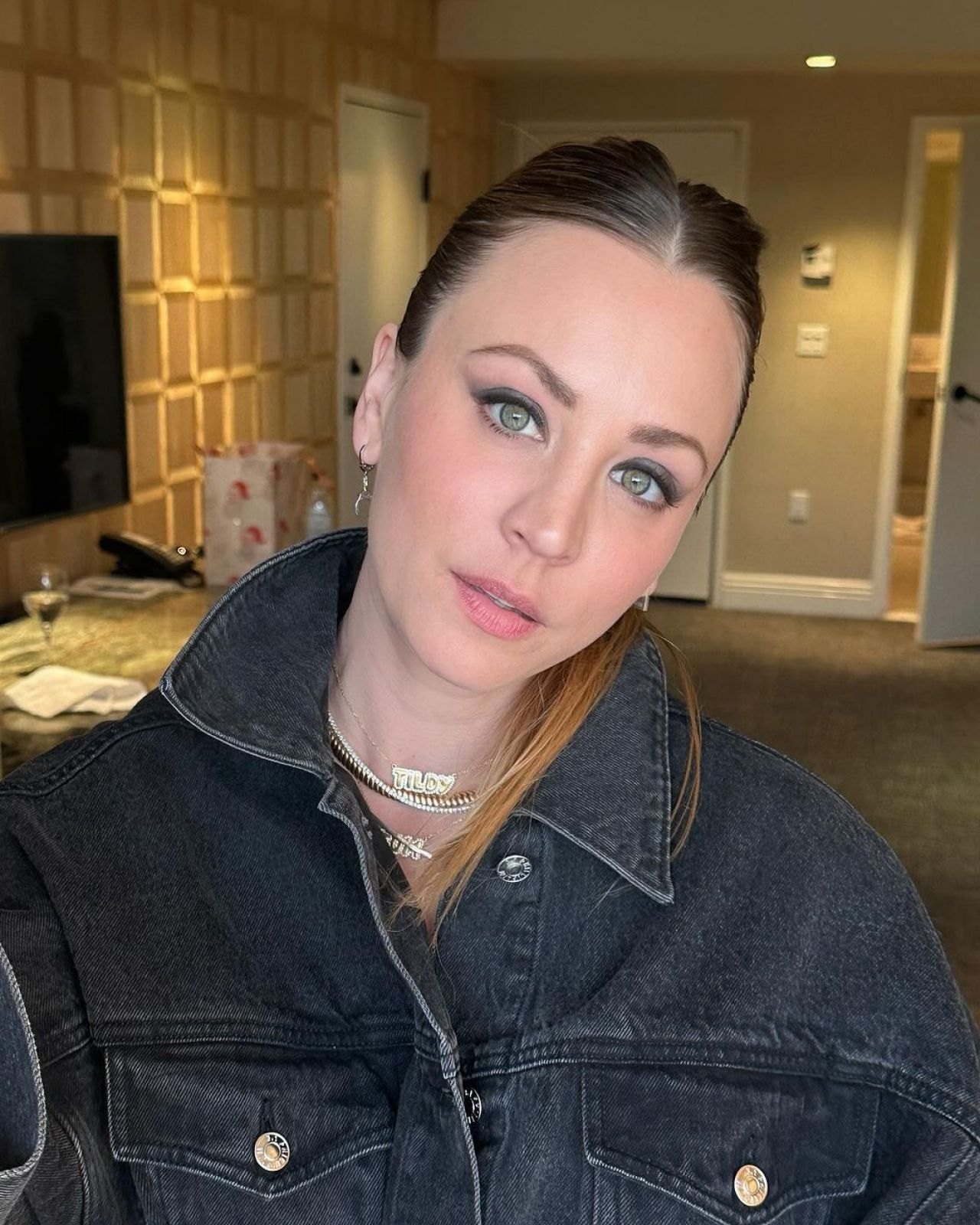 Kaley Cuoco Out and about, 12/18/2023, photo 2