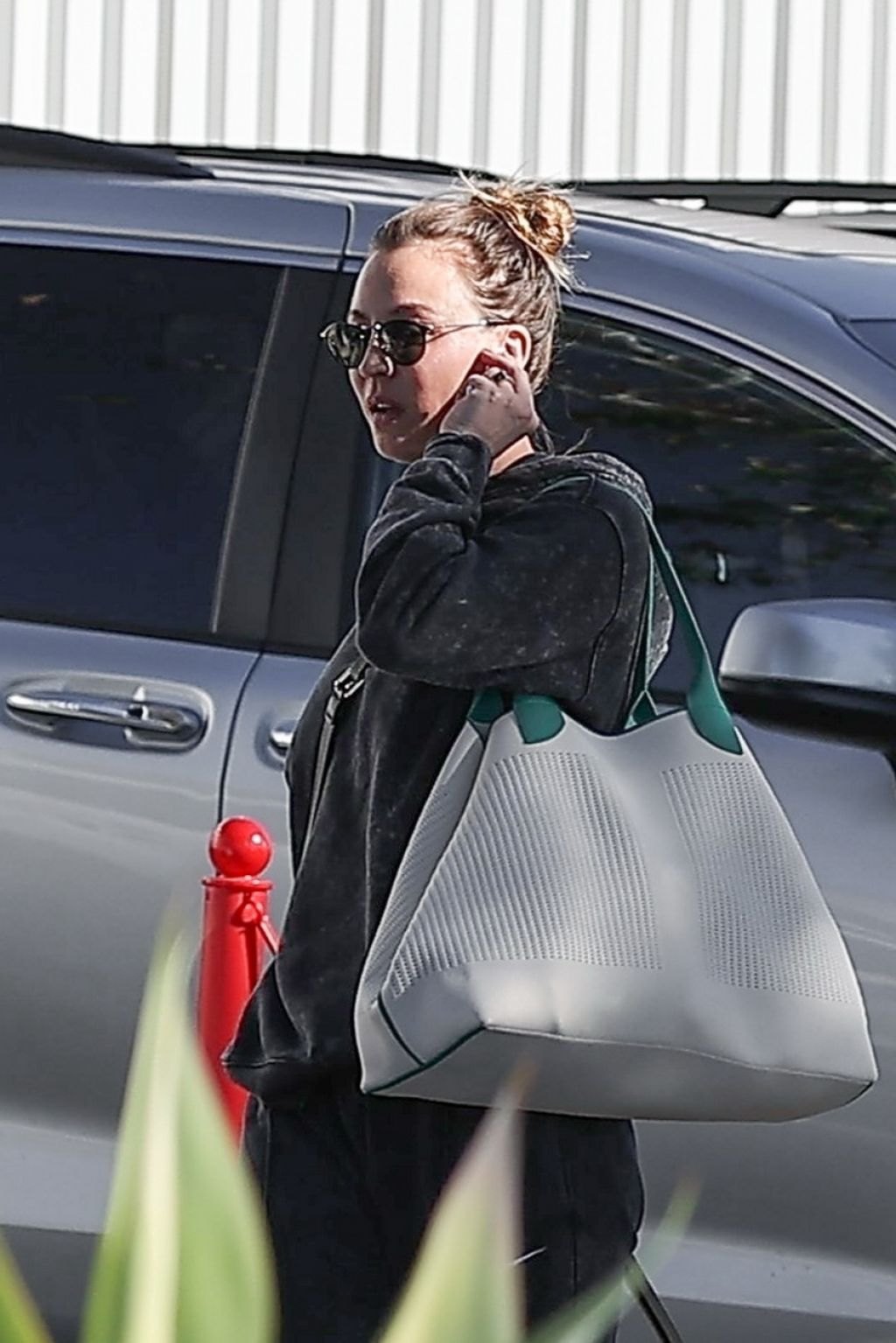 Kaley Cuoco and Tom Pelphrey Arrive at Burbank Airport 12/16/2023