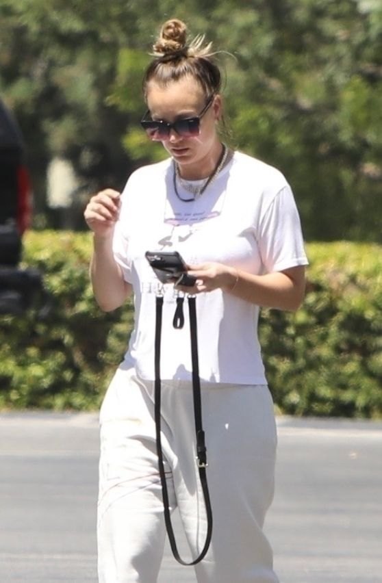 Kaley Cuoco Out in Westlake Village 08/14/2023, photo 2