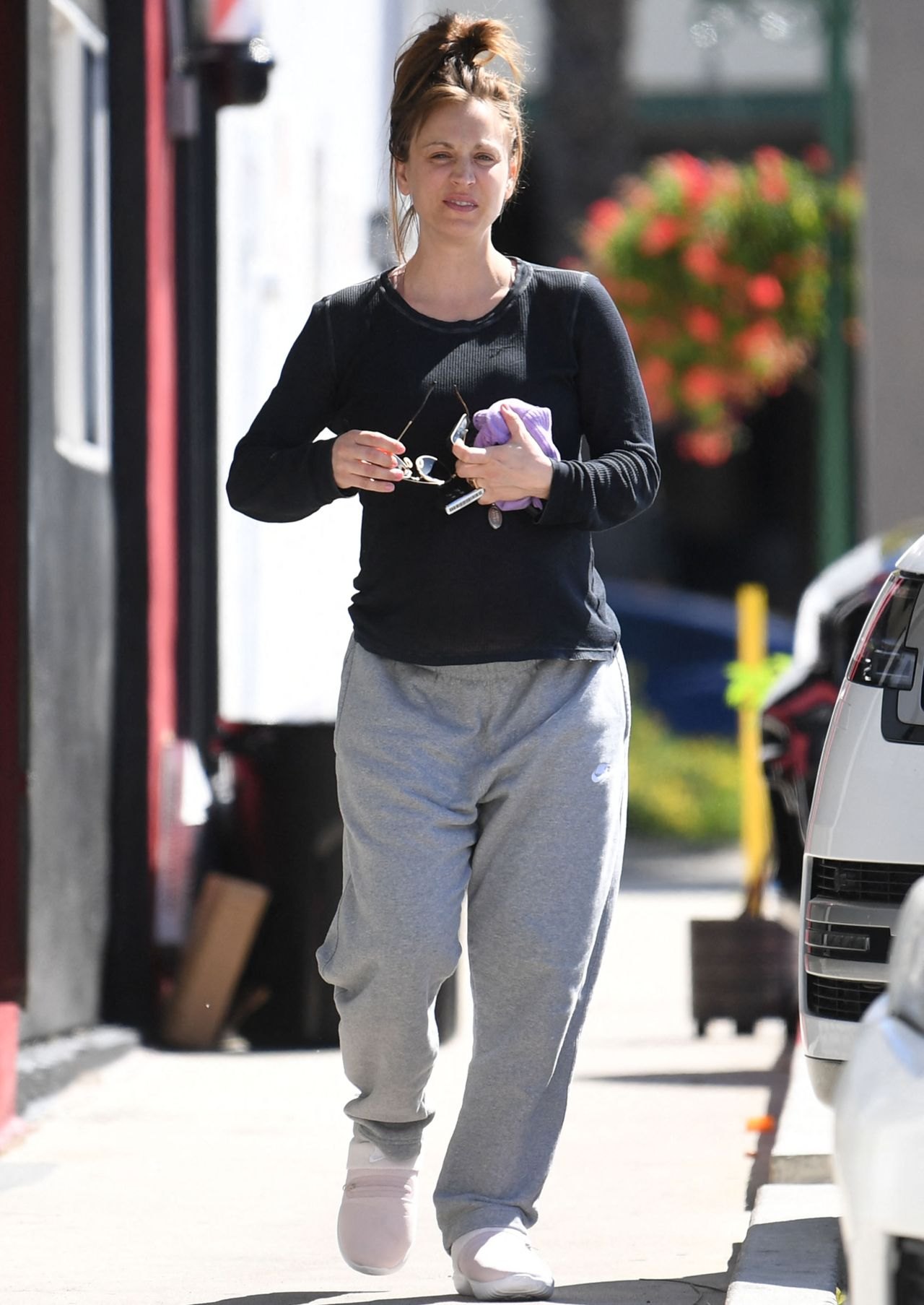 Kaley Cuoco at Helen's Beauty Salon and Spa in Sherman Oaks 03/24/2023