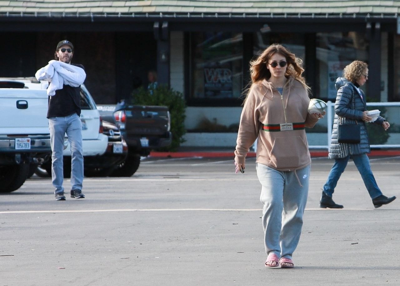 Kaley Cuoco and Tom Pelphrey - Out in Agoura 12/12/2022, photo 2