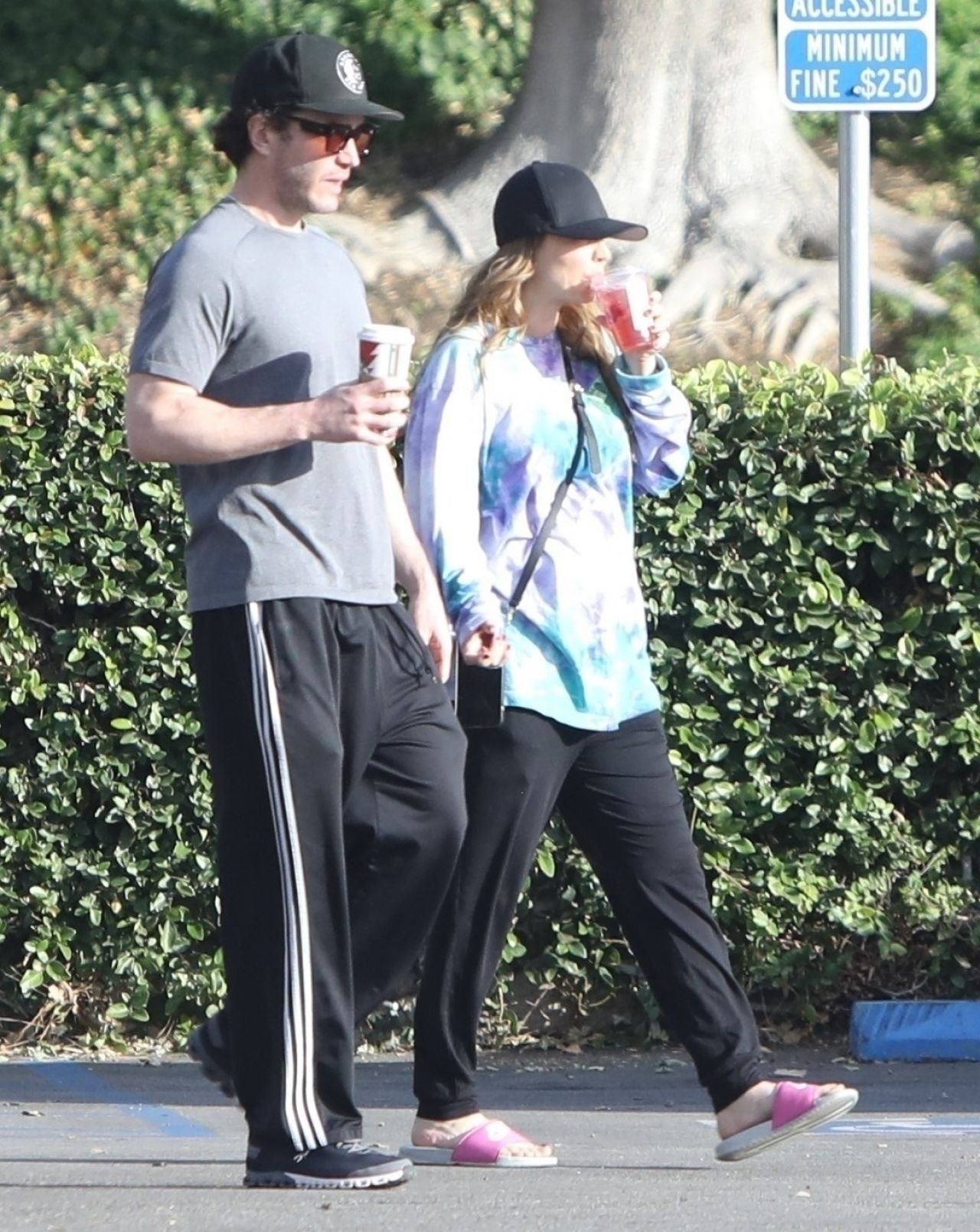 Kaley Cuoco and Tom Pelphrey - Out in Los Angeles 11/22/2022, photo 2