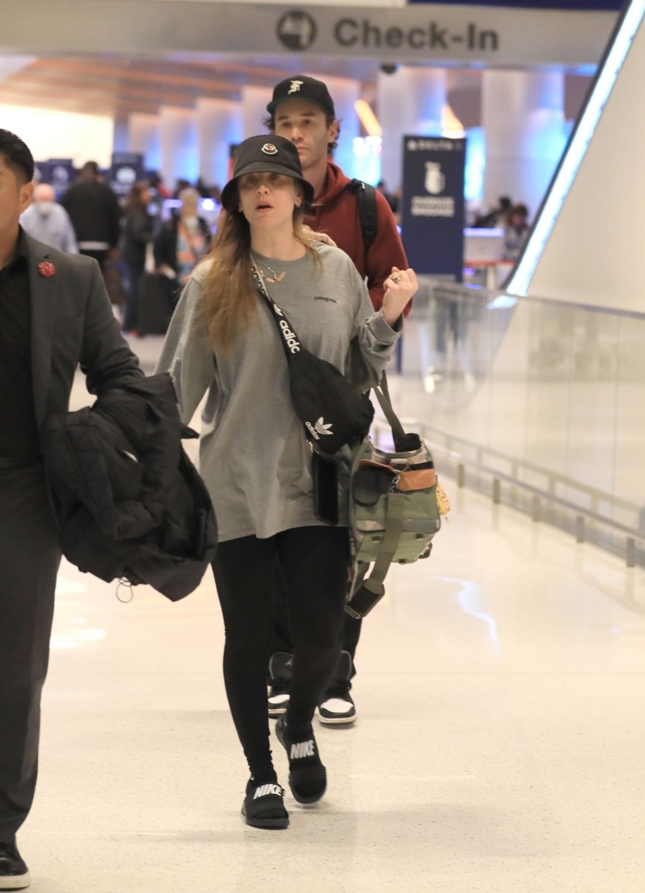 Kaley Cuoco Arrives in Los Angeles 11/04/2022