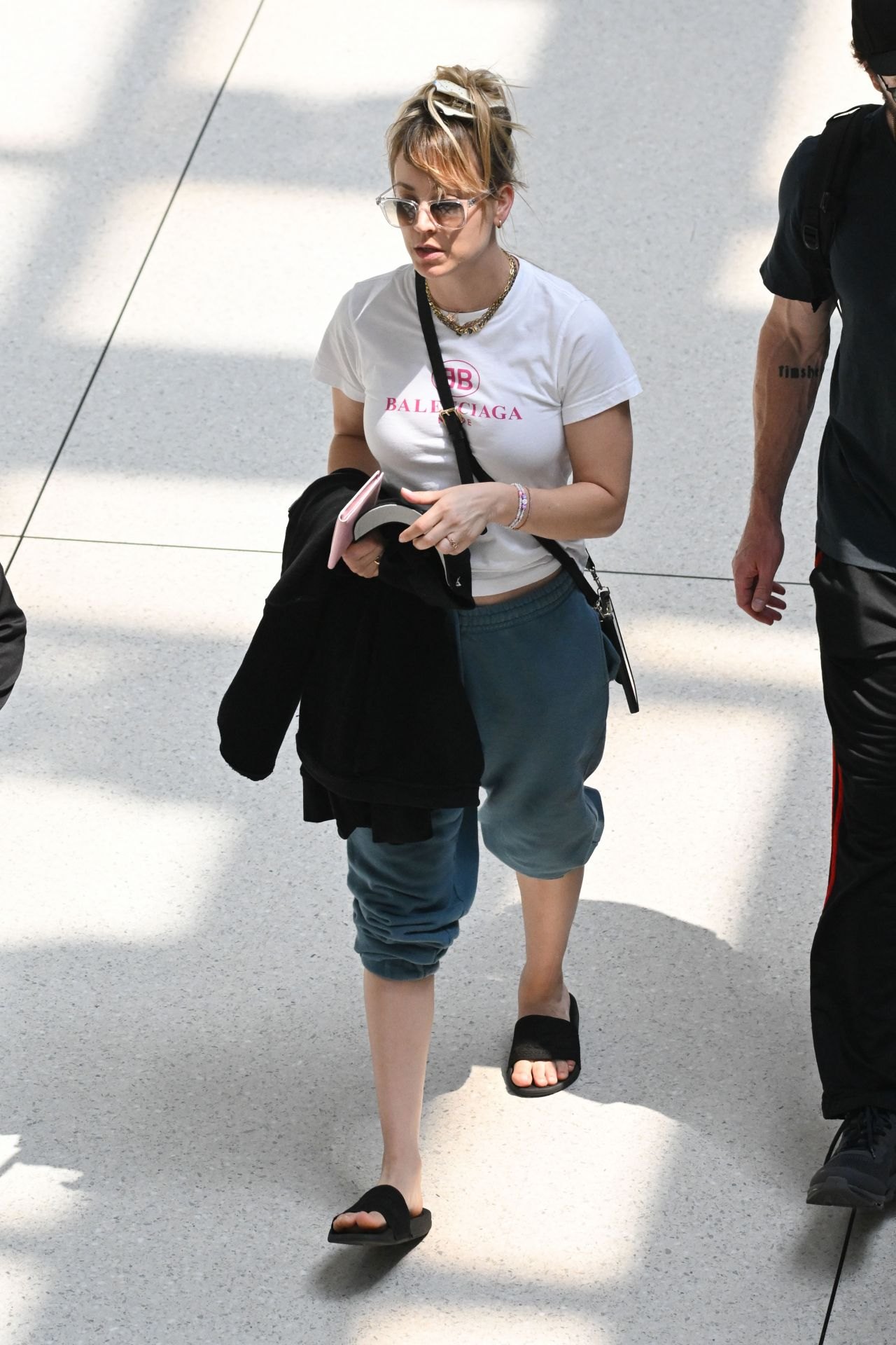 Kaley Cuoco - JFK Airport in New York 07/01/2022