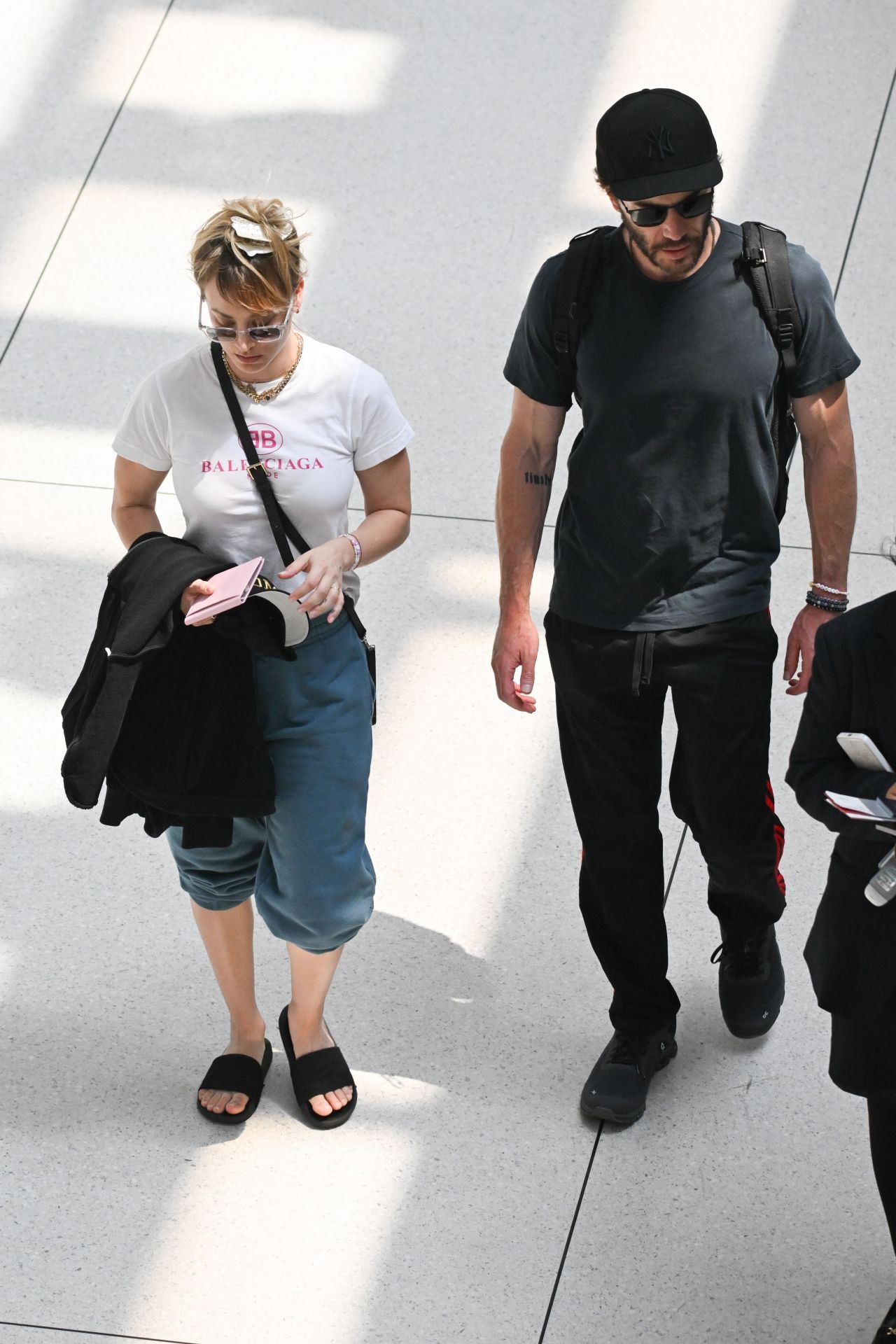 Kaley Cuoco - JFK Airport in New York 07/01/2022, photo 2