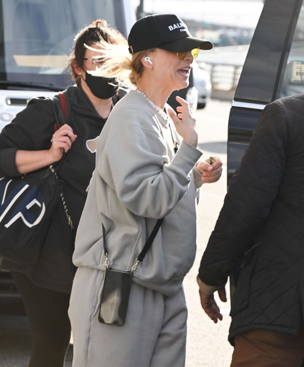 Kaley Cuoco - JFK Airport in NYC 04/19/2022, photo 2