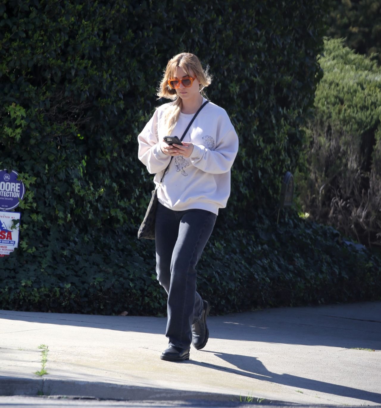 Kaley Cuoco - "The Flight Attendant" Set in LA 02/03/2022