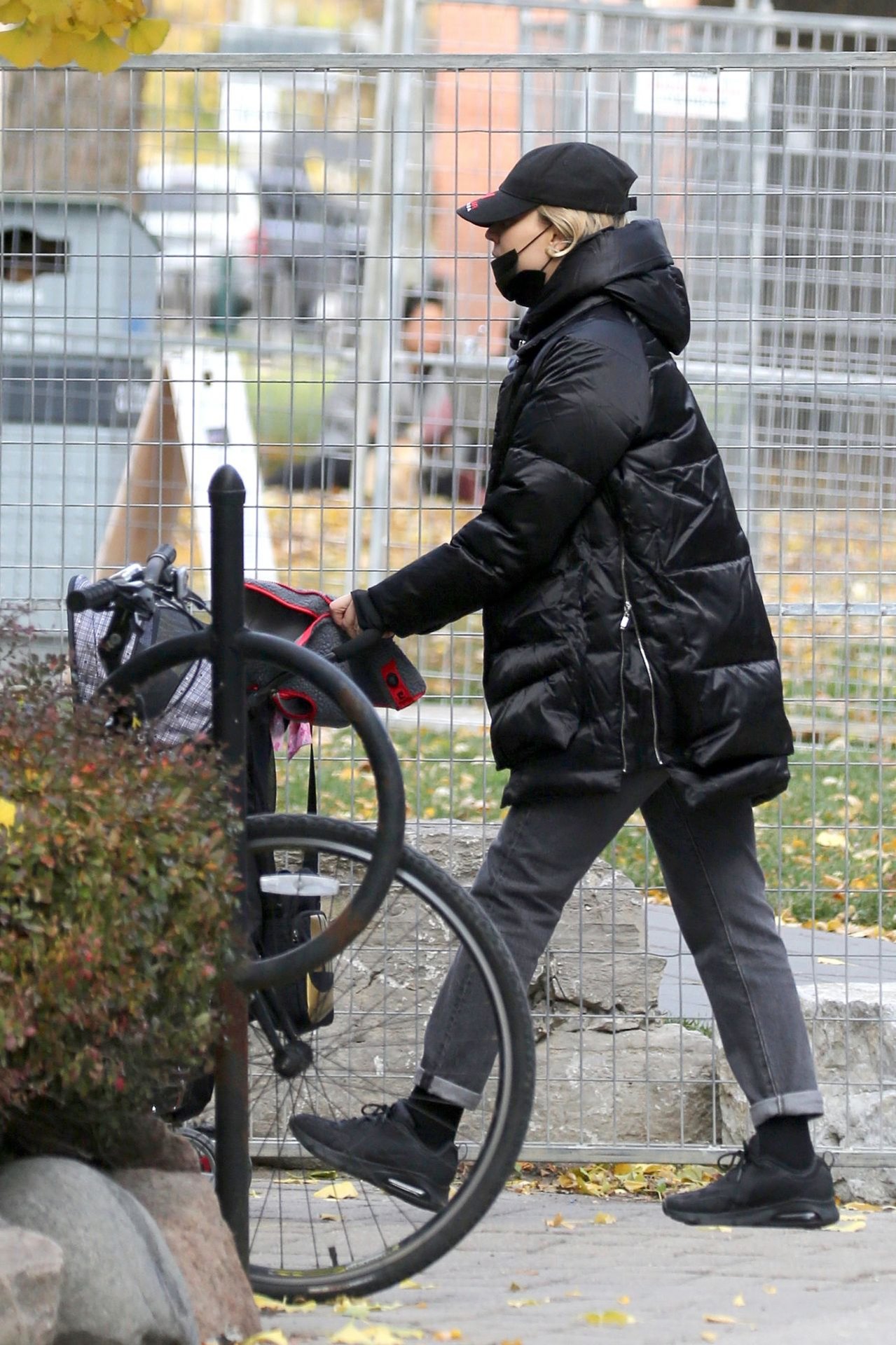 Kaley Cuoco Takes Her Dog Out For a Walk in Toronto 11/02/2020, photo 2