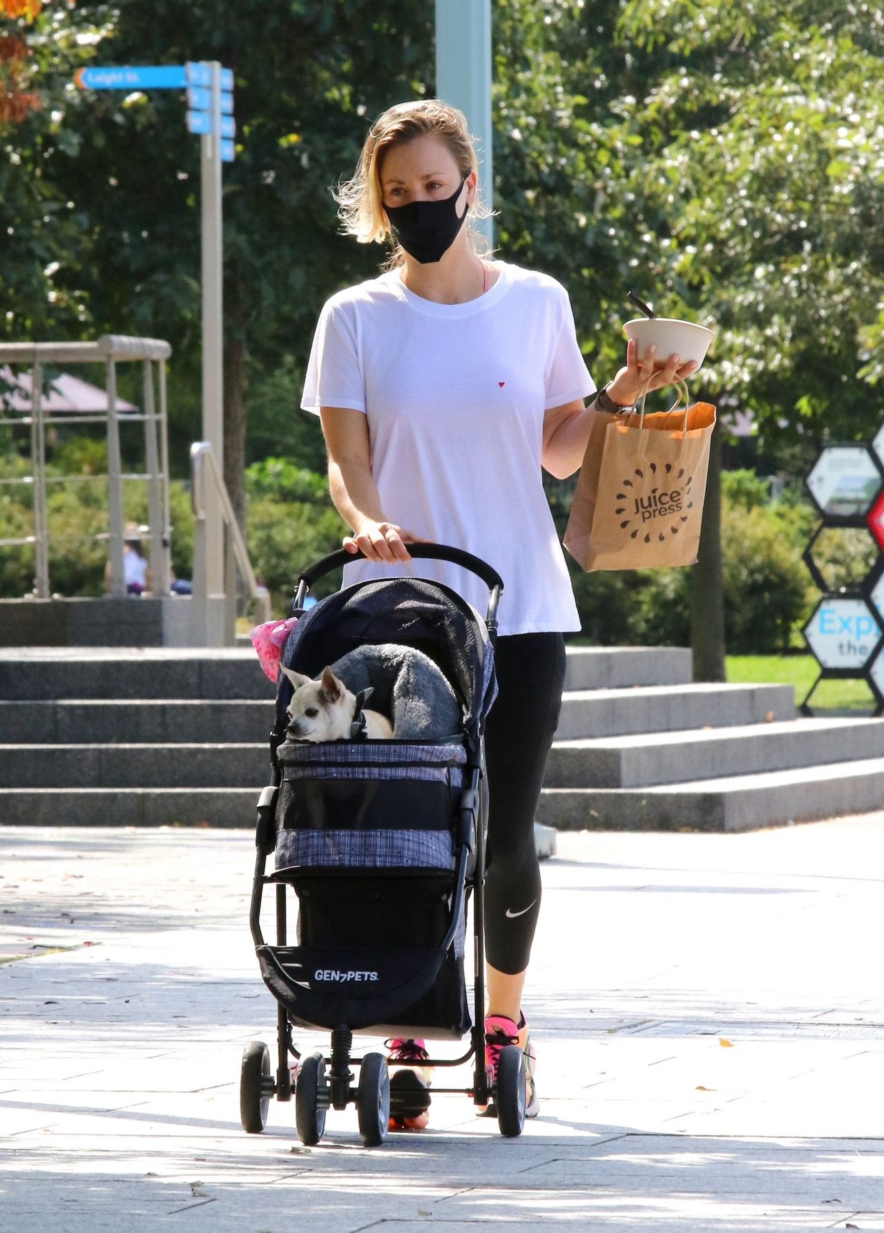 Kaley Cuoco Out in NYC 09/27/2020, photo 2