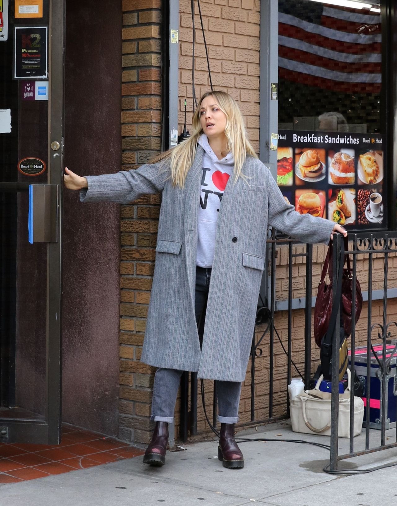 Kaley Cuoco - "The Flight Attendant" Set in Brooklyn 09/25/2020, photo 2