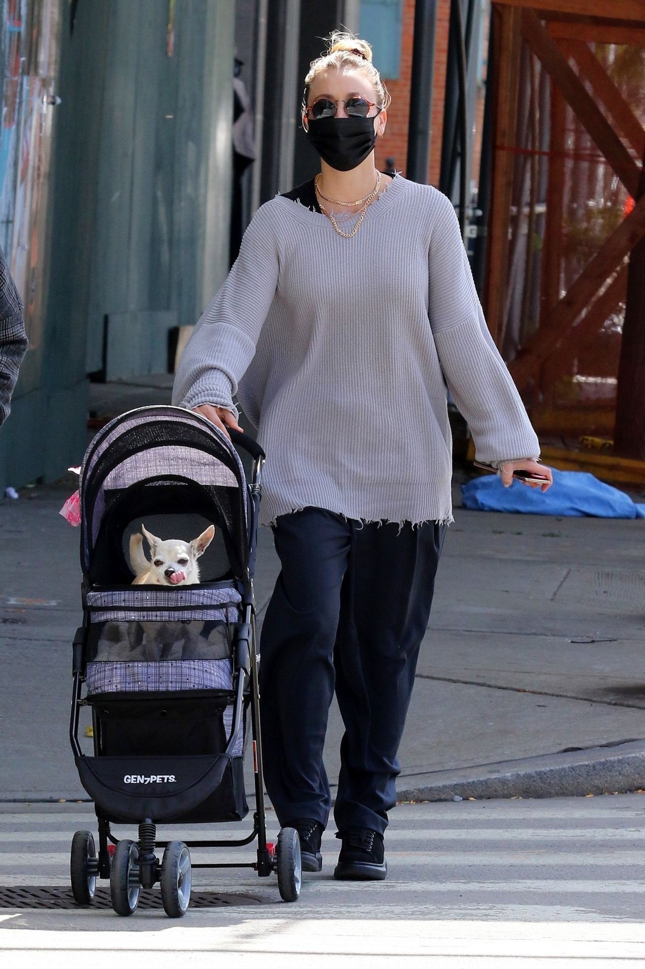 Kaley Cuoco With Her Sister Briana - Out in NYC 09/20/2020, photo 2