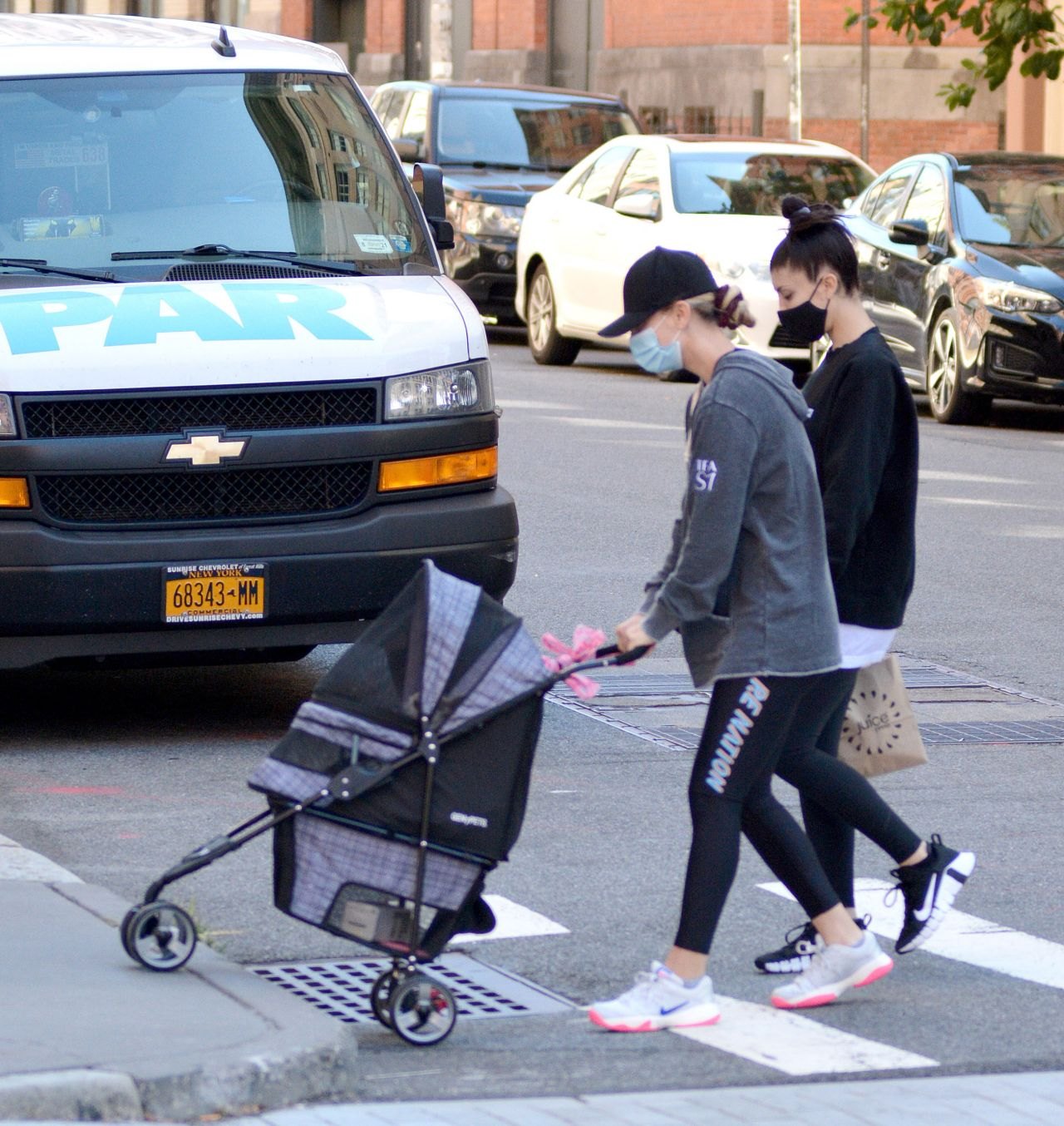 Kaley Cuoco With Her Actress Sister Briana in New York 09/19/2020, photo 2