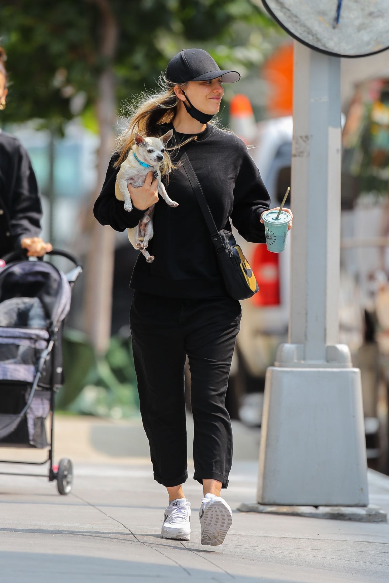 Kaley Cuoco Out in NYC 09/16/2020, photo 2