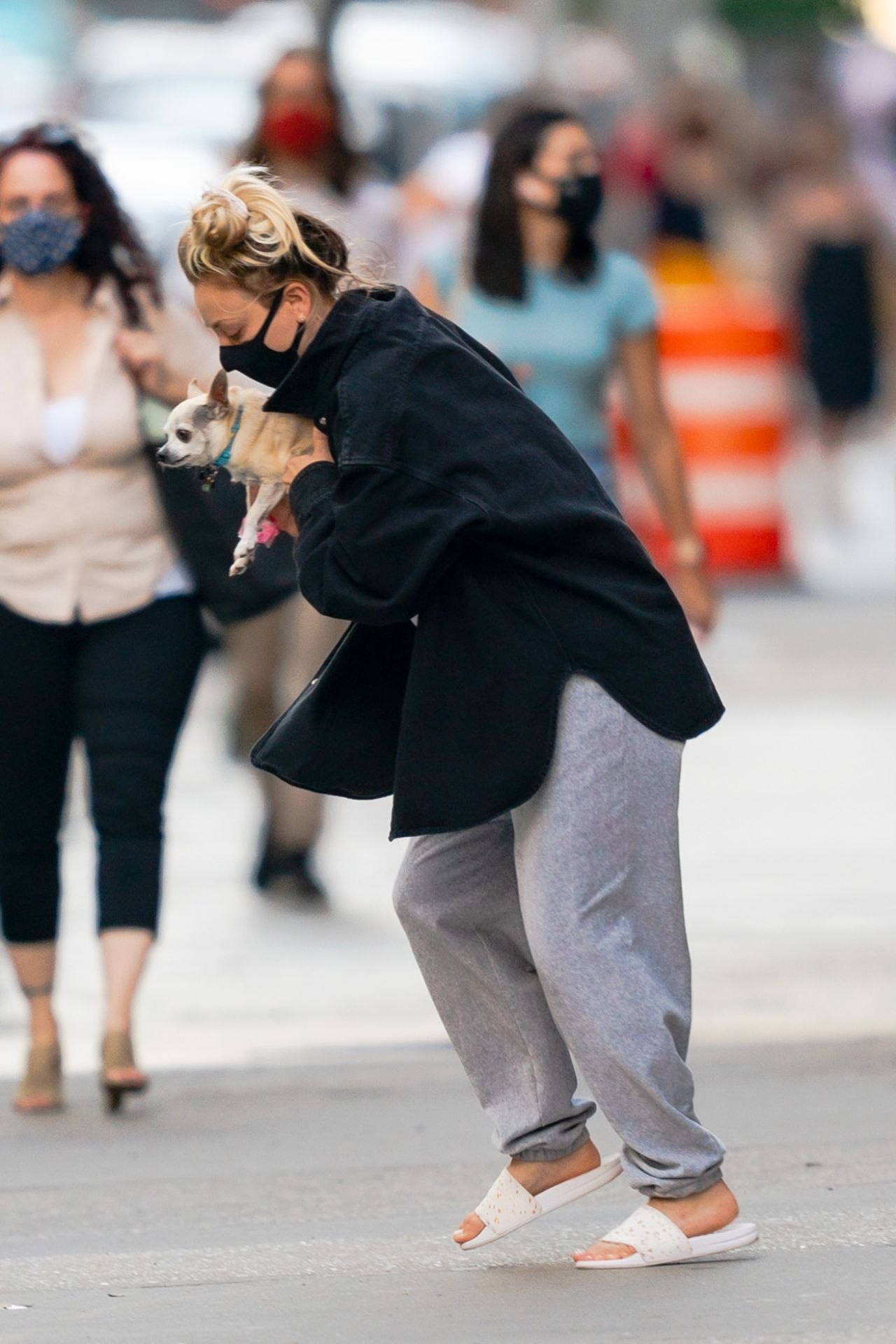 Kaley Cuoco Out in NYC 08/31/2020, photo 2