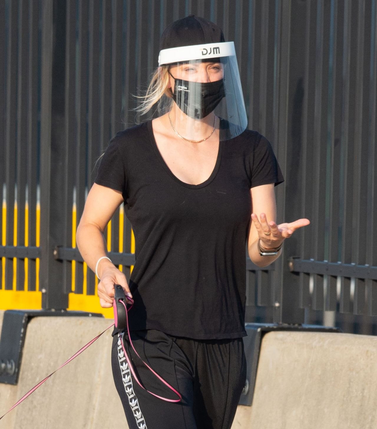 Kaley Cuoco in Travel Outfit - JFK Airport in NYC 08/10/2020, photo 2
