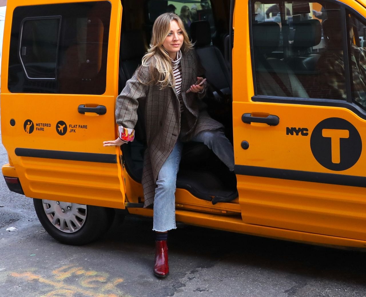 Kaley Cuoco - "The Flight Attendant" Set in NYC 02/24/2020, photo 2