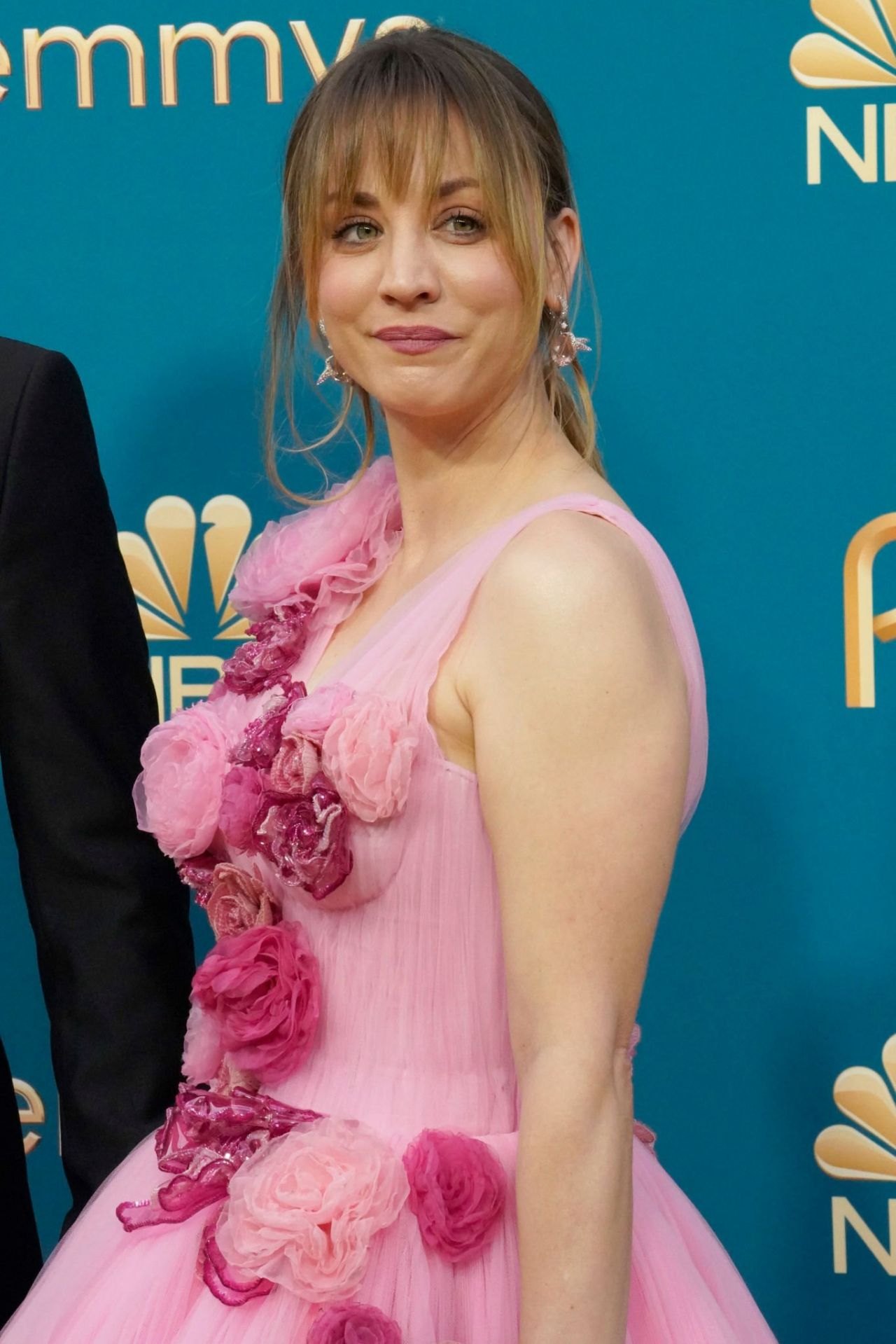 Kaley Cuoco - Emmy Awards 2022 Red Carpet, photo 2