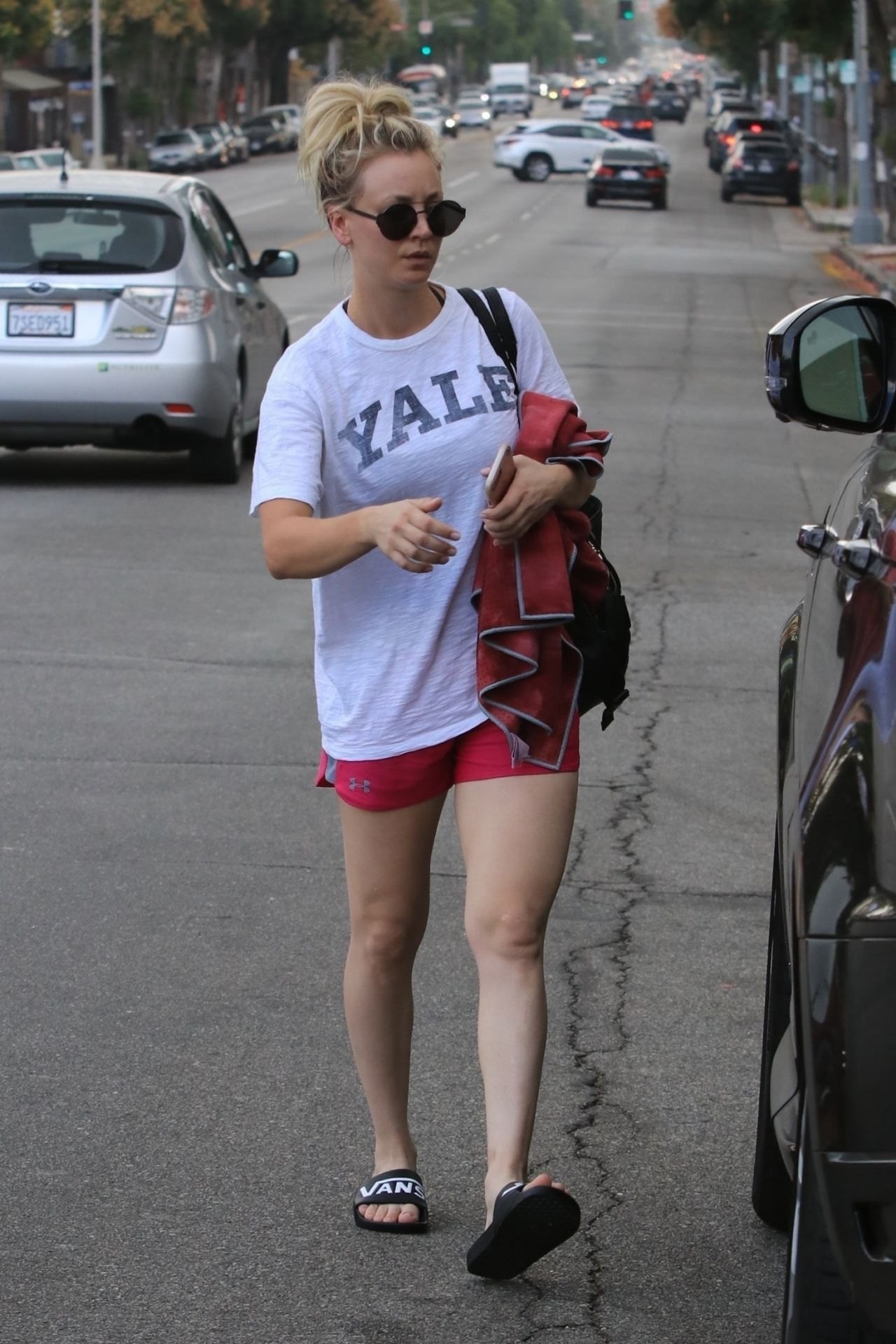 Kaley Cuoco - Leggy in Shorts - Los Angeles 10/03/2017