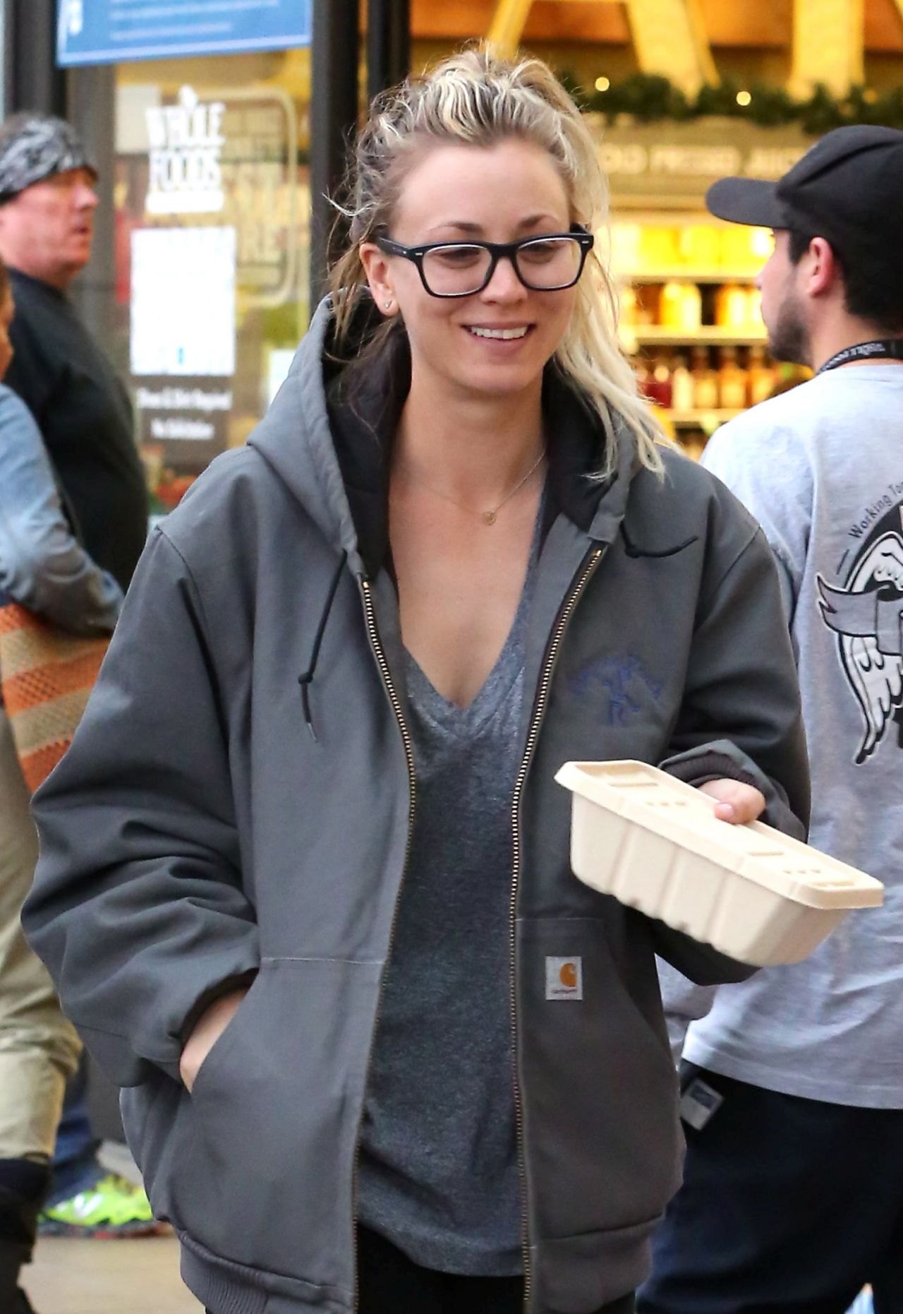 Kaley Cuoco Shopping at Whole Foods in Los Angeles, November 2016