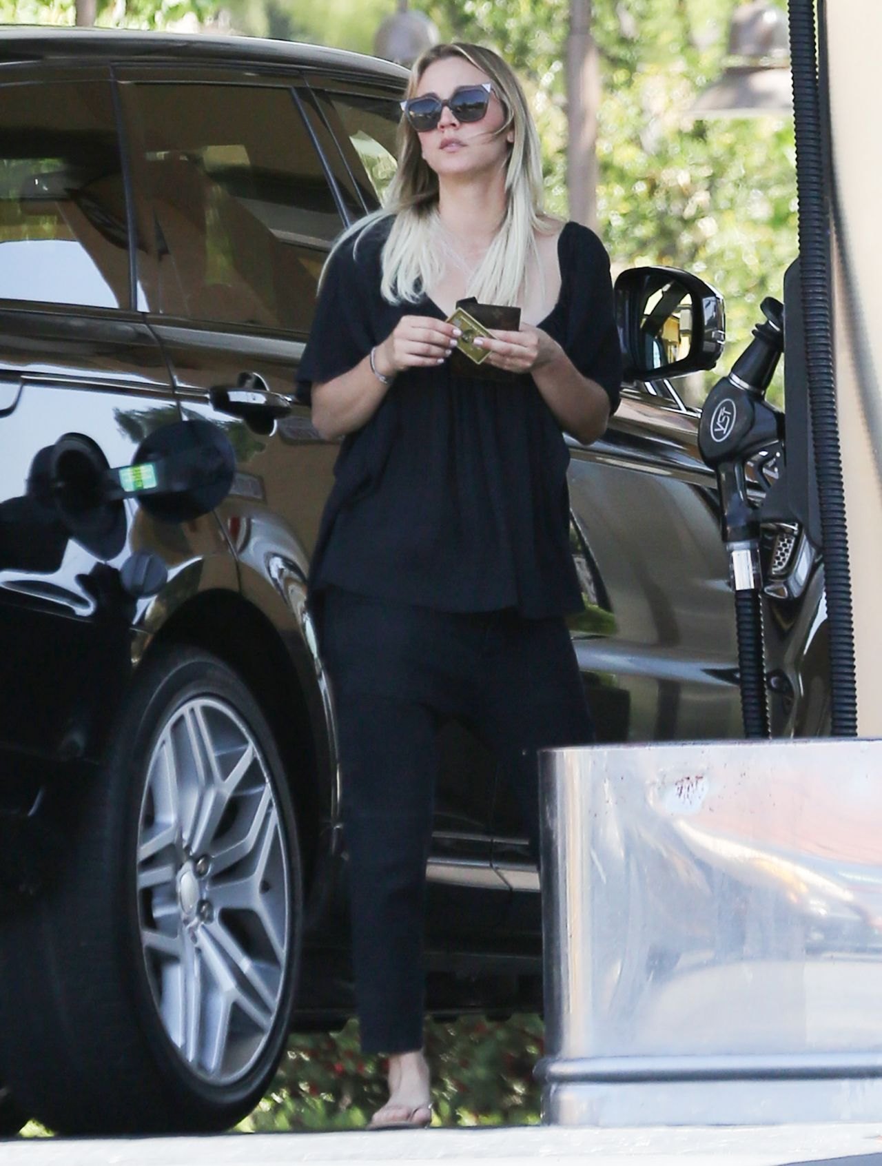 Kaley Cuoco Out in Los Angeles 5/1/2016