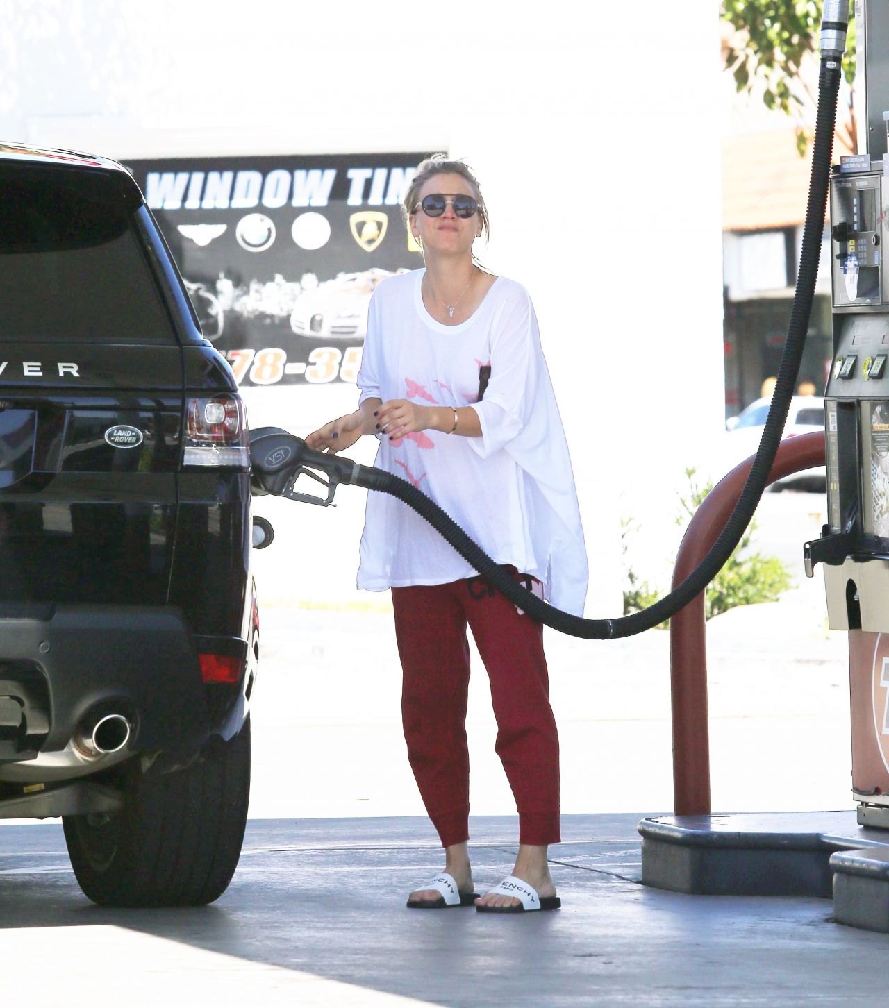 Kaley Cuoco - Street Style - at a Gas Station in Los Angeles 4/4/2016