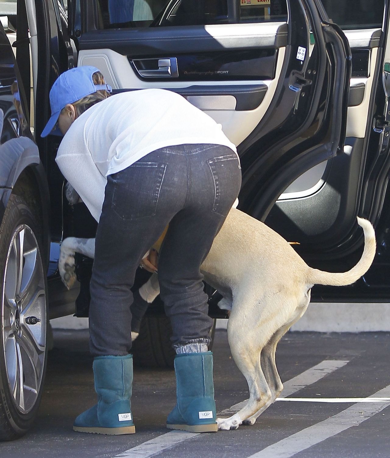 Kaley Cuoco Out in Los Angeles - November 2014