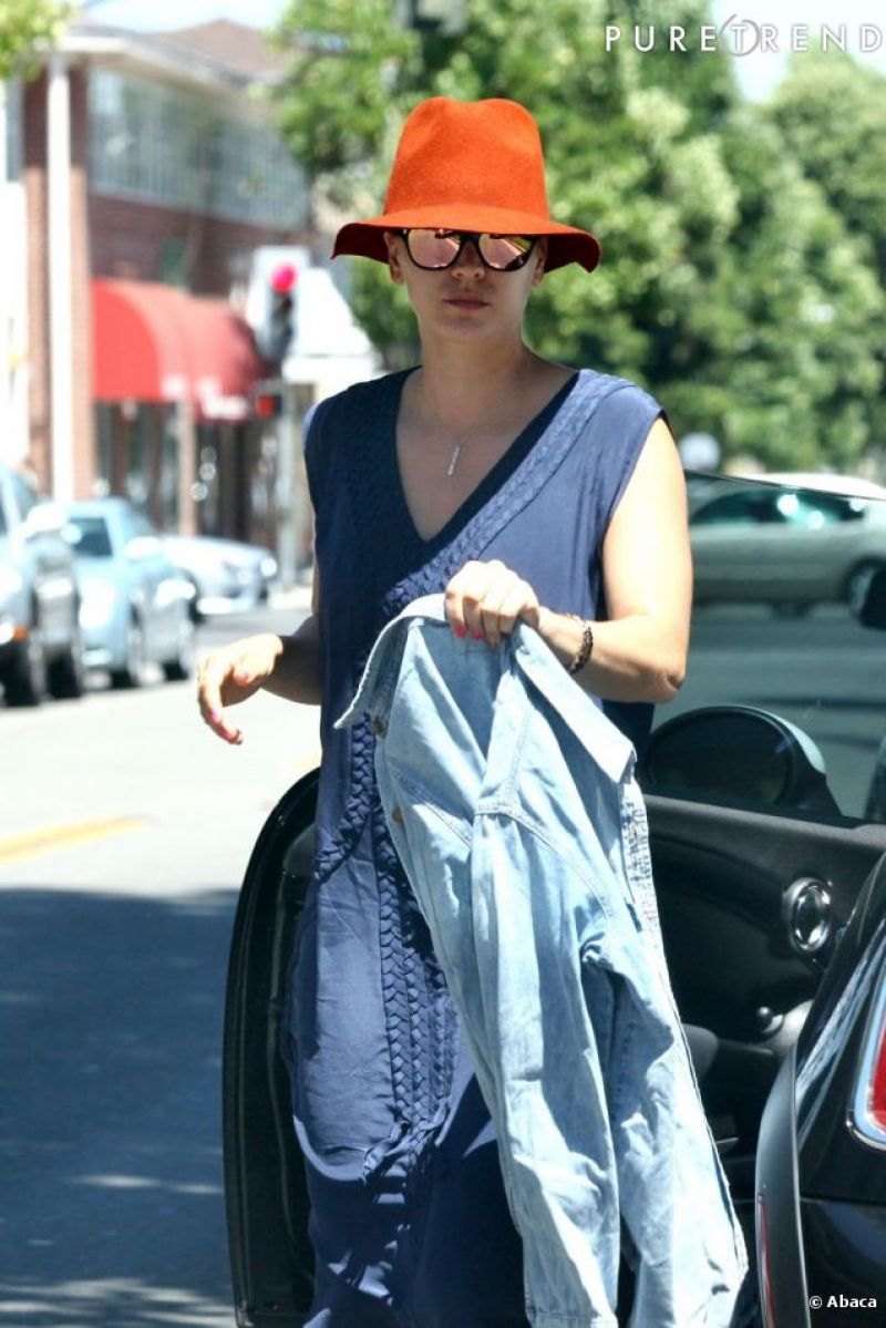 Kaley Cuoco - Street Style - Out in Los Angeles, January 2014