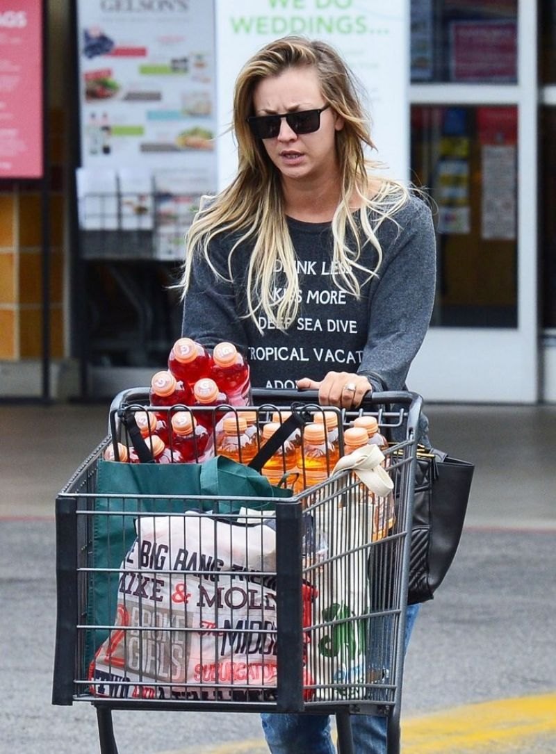 Kaley Cuoco in Jeans - Shopping at Gelson's in Los Angeles, January 2014