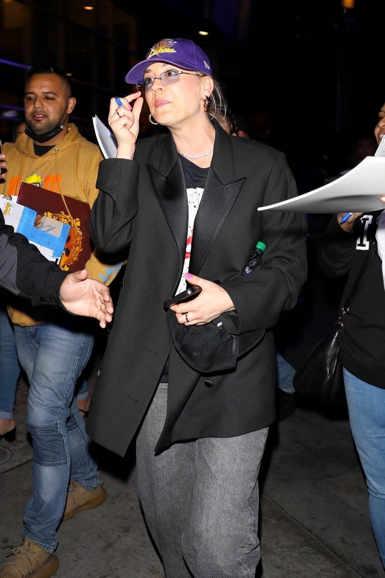 Kaley Cuoco at Lakers vs Wizards Game in Los Angeles 03/11/2022, photo 3