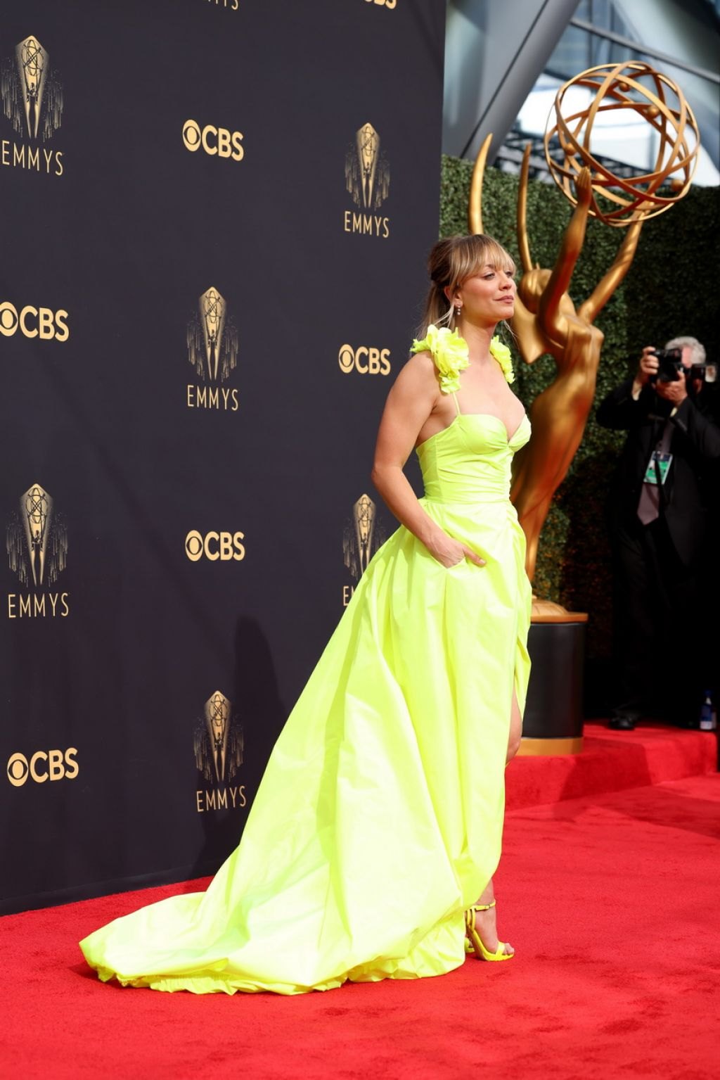 Kaley Cuoco - Emmy Awards 2021, photo 3