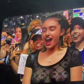 Rachel Sennot nake tits at Sabrina Carpenter's concert